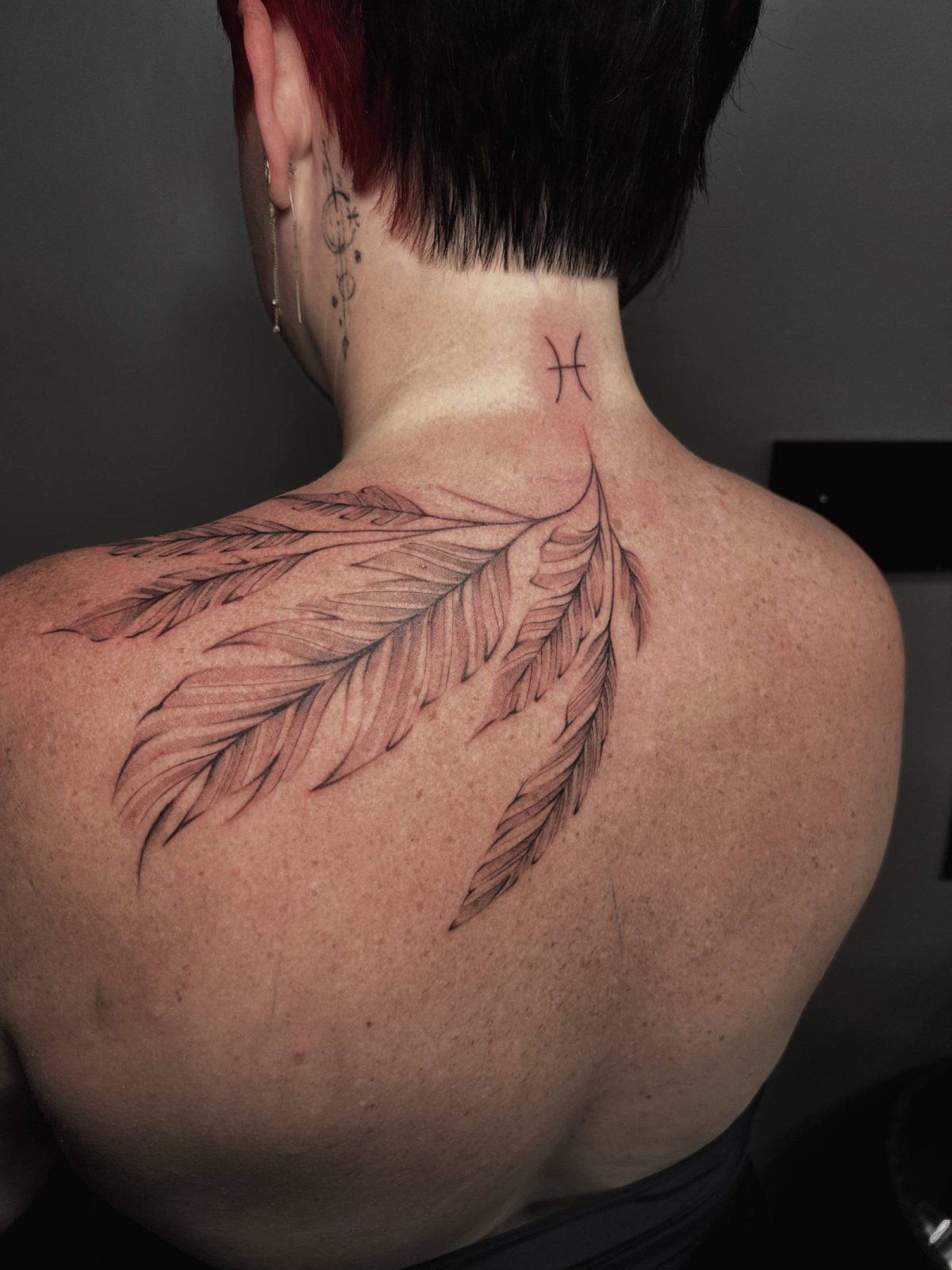 Fine-Line-Feder-Schulter-Rücken-Tattoo | Istanbul - Fine Line Tattoo | Bosphorus Ink Portfolio