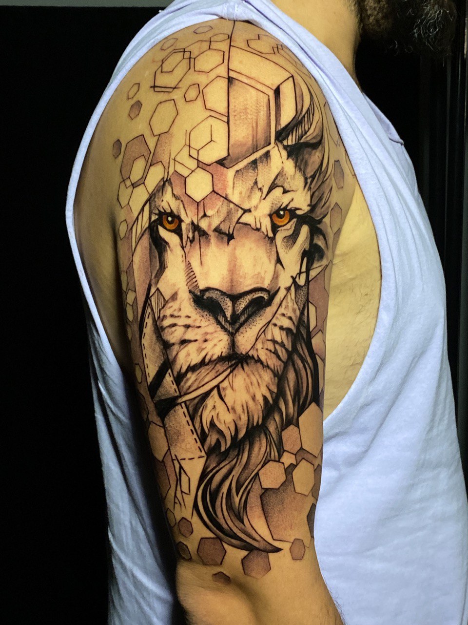Geometrischer Löwe Dreieck-Schultertattoo | Istanbul - Geometrisches Tattoo | Bosphorus Ink Portfolio