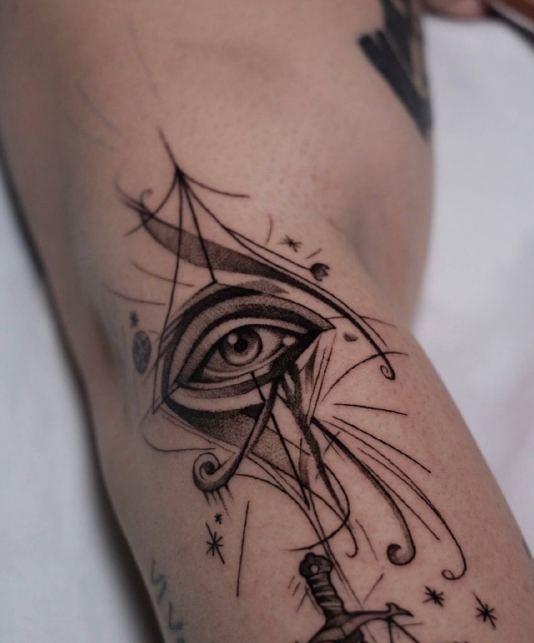 Dotwork-Auge-Detail-Armtattoo | Geometrisch Istanbul 2 - Geometrisches Tattoo | Bosphorus Ink Portfolio