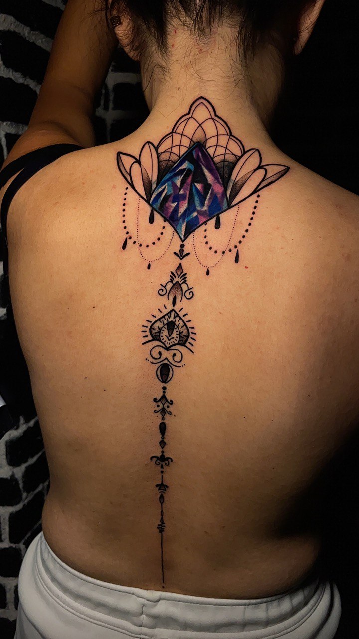Halskette-Stil Geometrisches Rückentattoo | Istanbul - Tattoo | Bosphorus Ink Portfolio