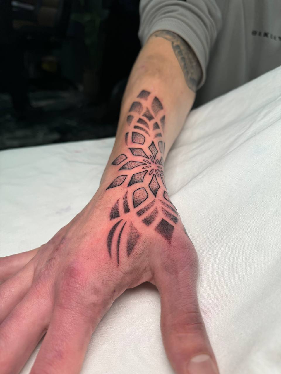 Mandala-Handrücken-Tattoo | Geometrisch Istanbul - Geometrisches Tattoo | Bosphorus Ink Portfolio