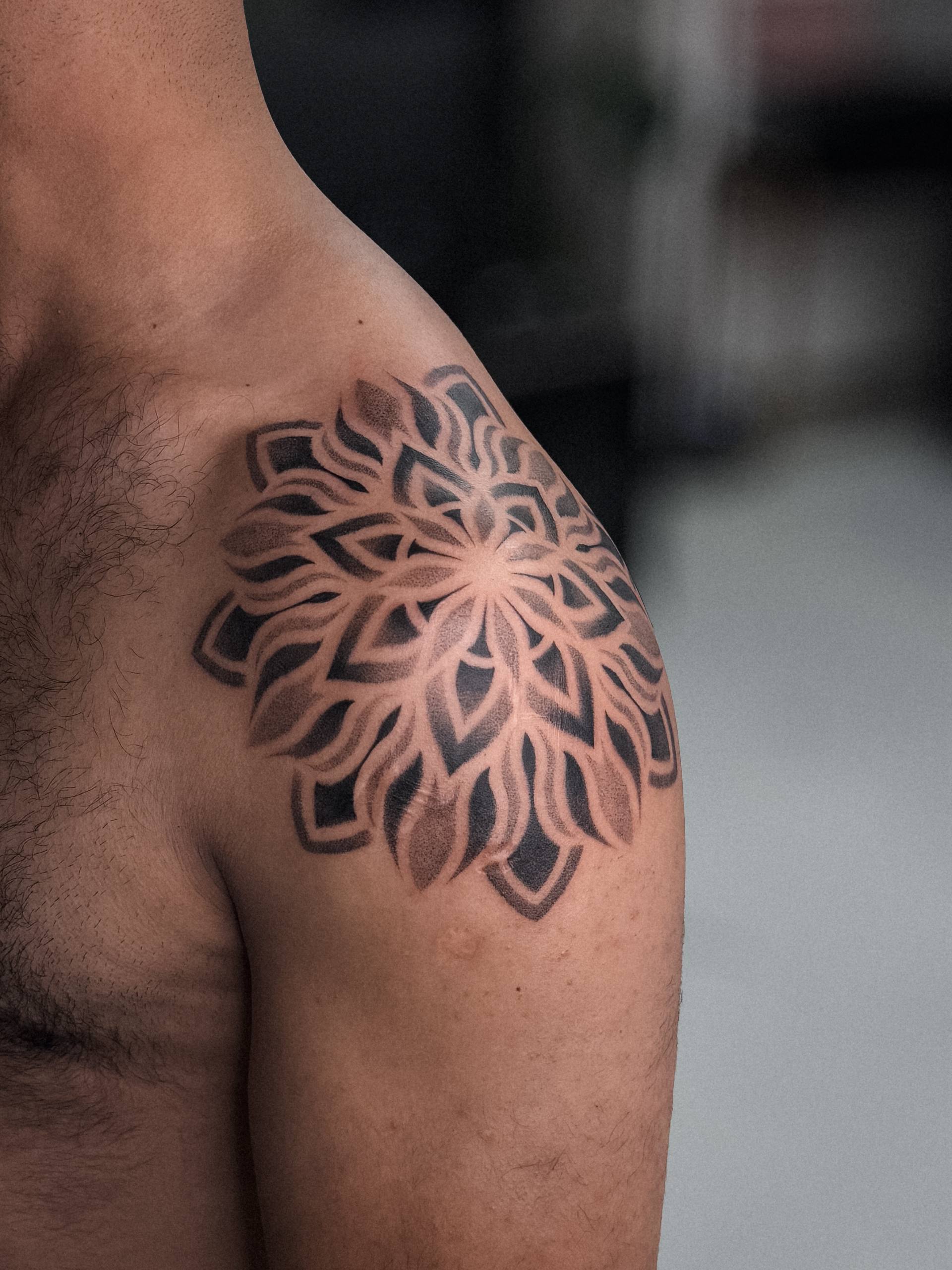 Mandala-Schulter-Tattoo | Geometrisch Istanbul - Tattoo | Bosphorus Ink Portfolio