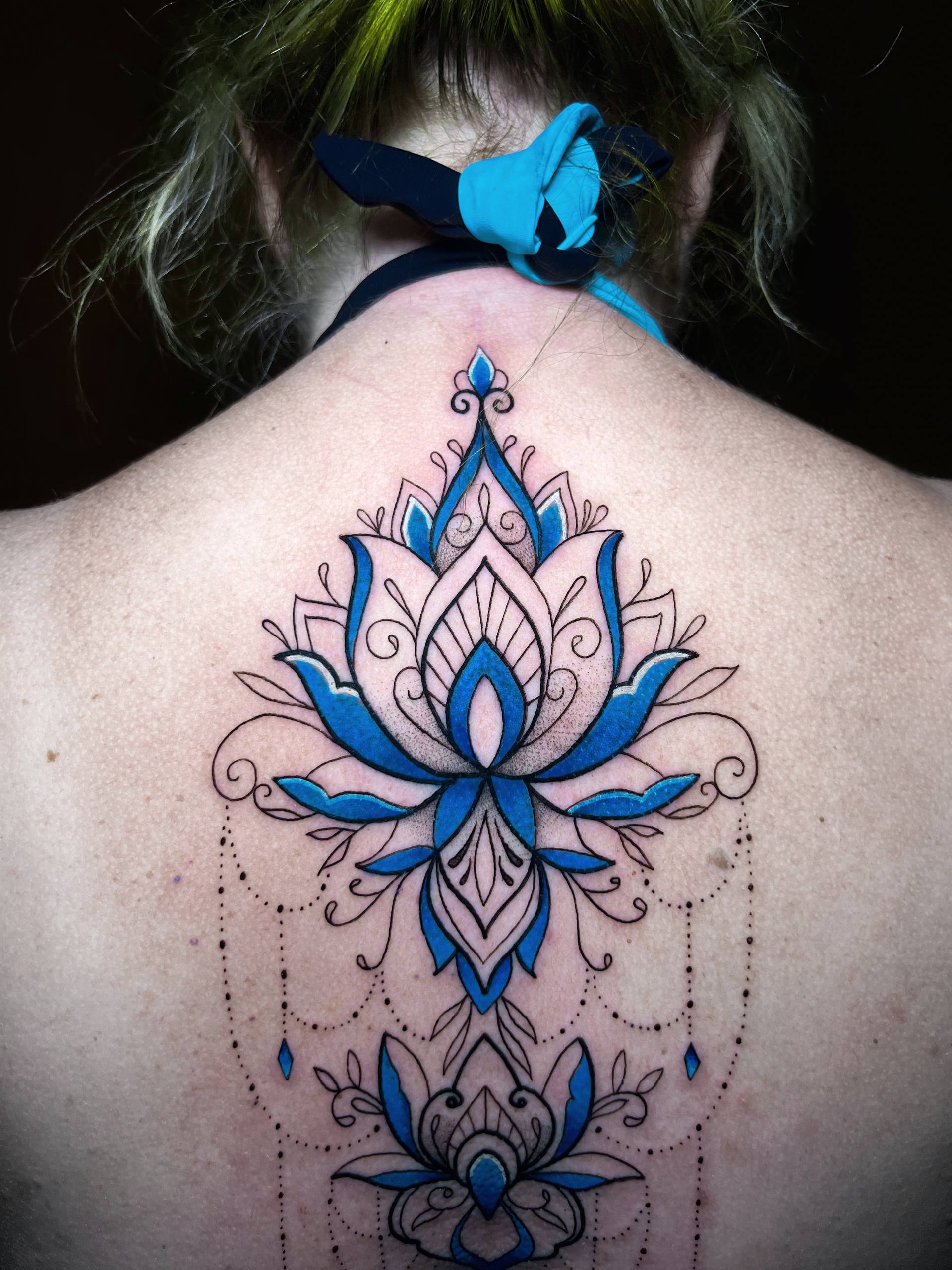 Blaue Lotus Rückentattoo | Geometrisch Istanbul - Tattoo | Bosphorus Ink Portfolio