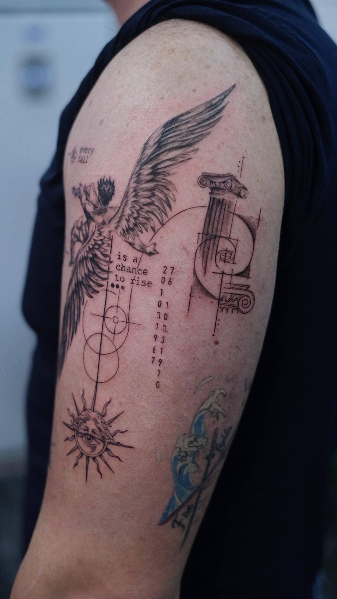 Engelsflügel und Kompass-Schultertattoo | Geometrisch Istanbul - Geometrisches Tattoo | Bosphorus Ink Portfolio