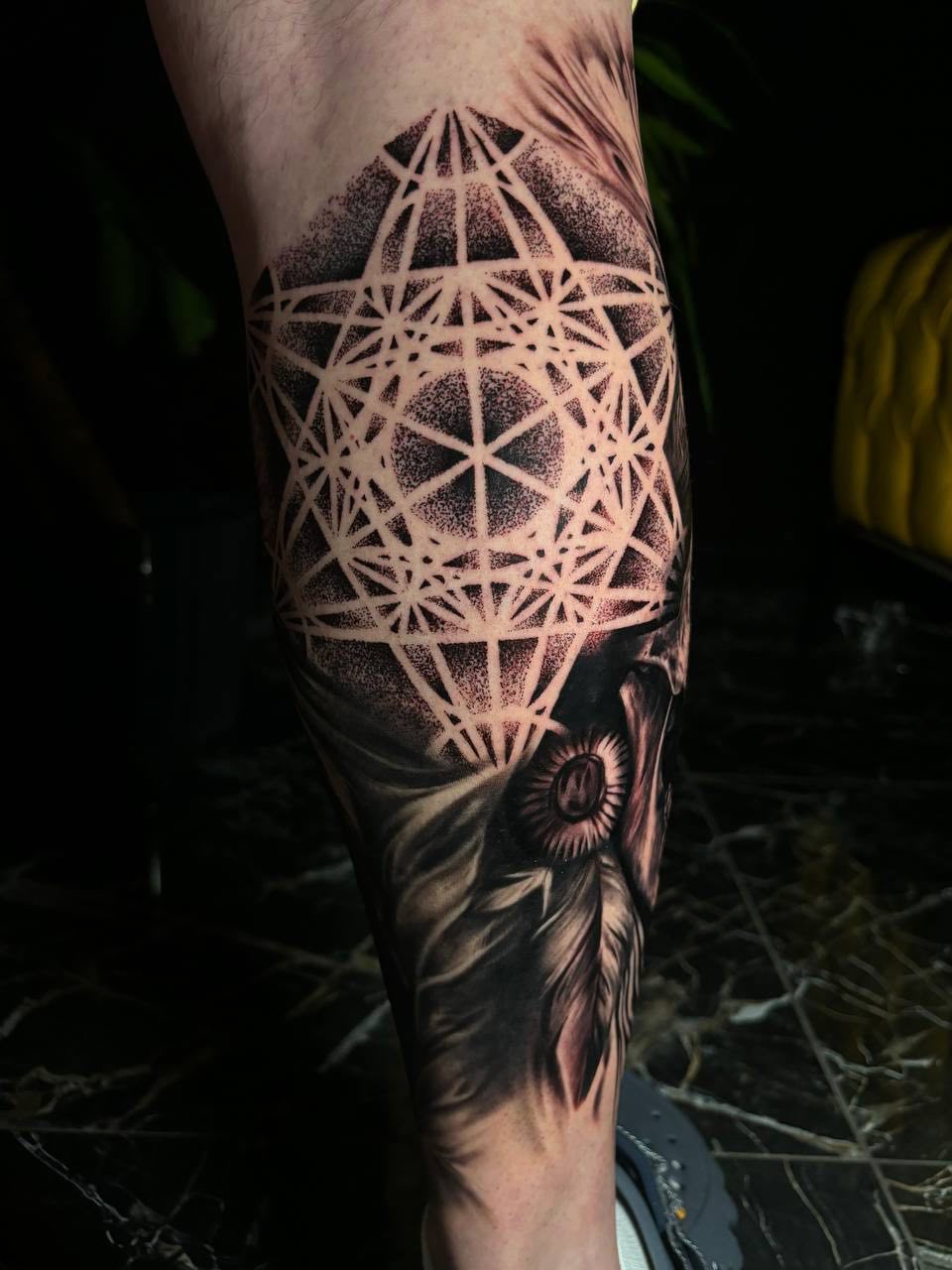 Metatron-Würfel und Feder Wadentattoo | Geometrisch Istanbul - Tattoo | Bosphorus Ink Portfolio