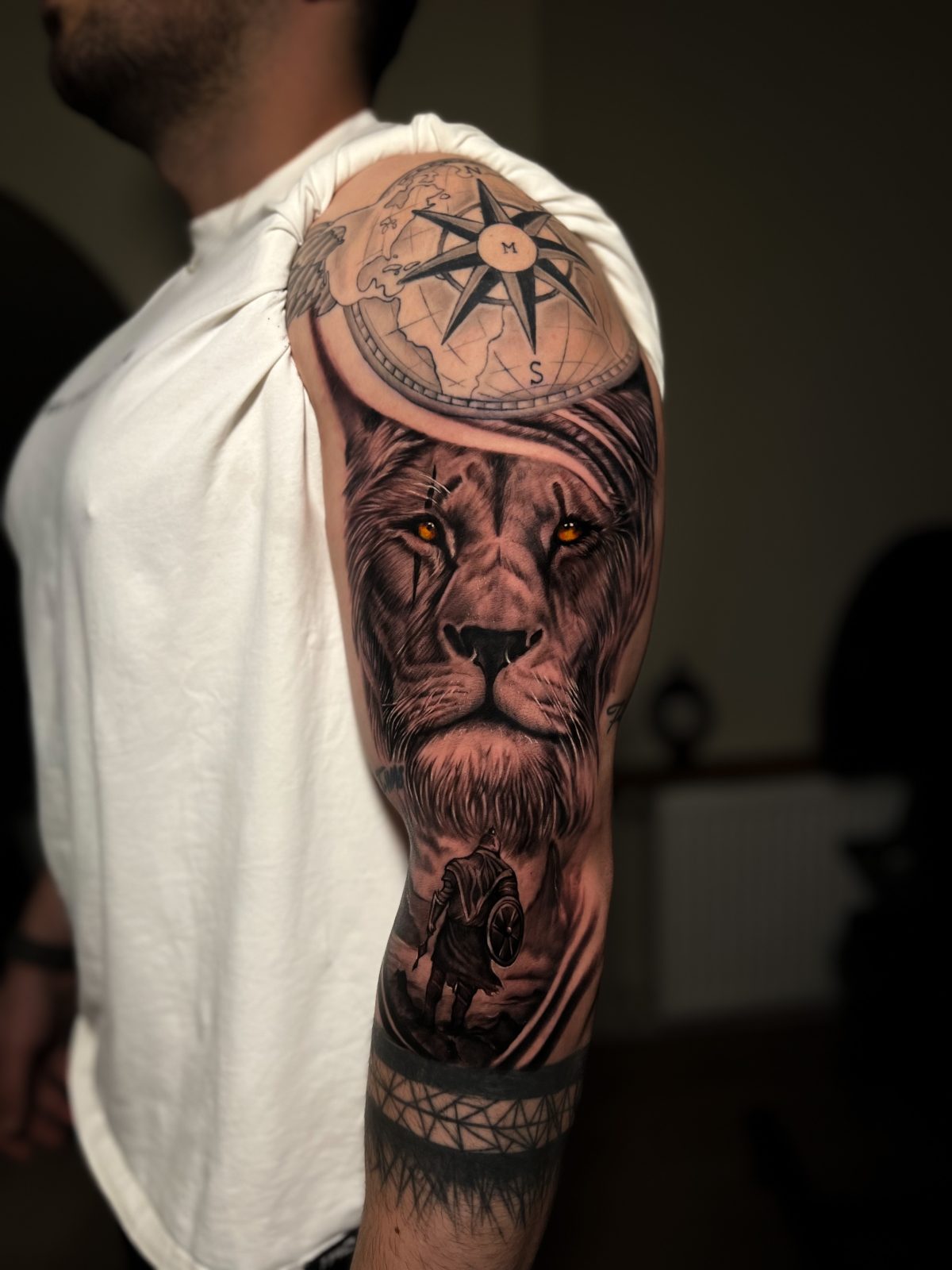Löwen und Krieger Kompass Arm Tattoo | Bosphorus Ink - Tattoo · Melike | Bosphorus Ink Portfolio