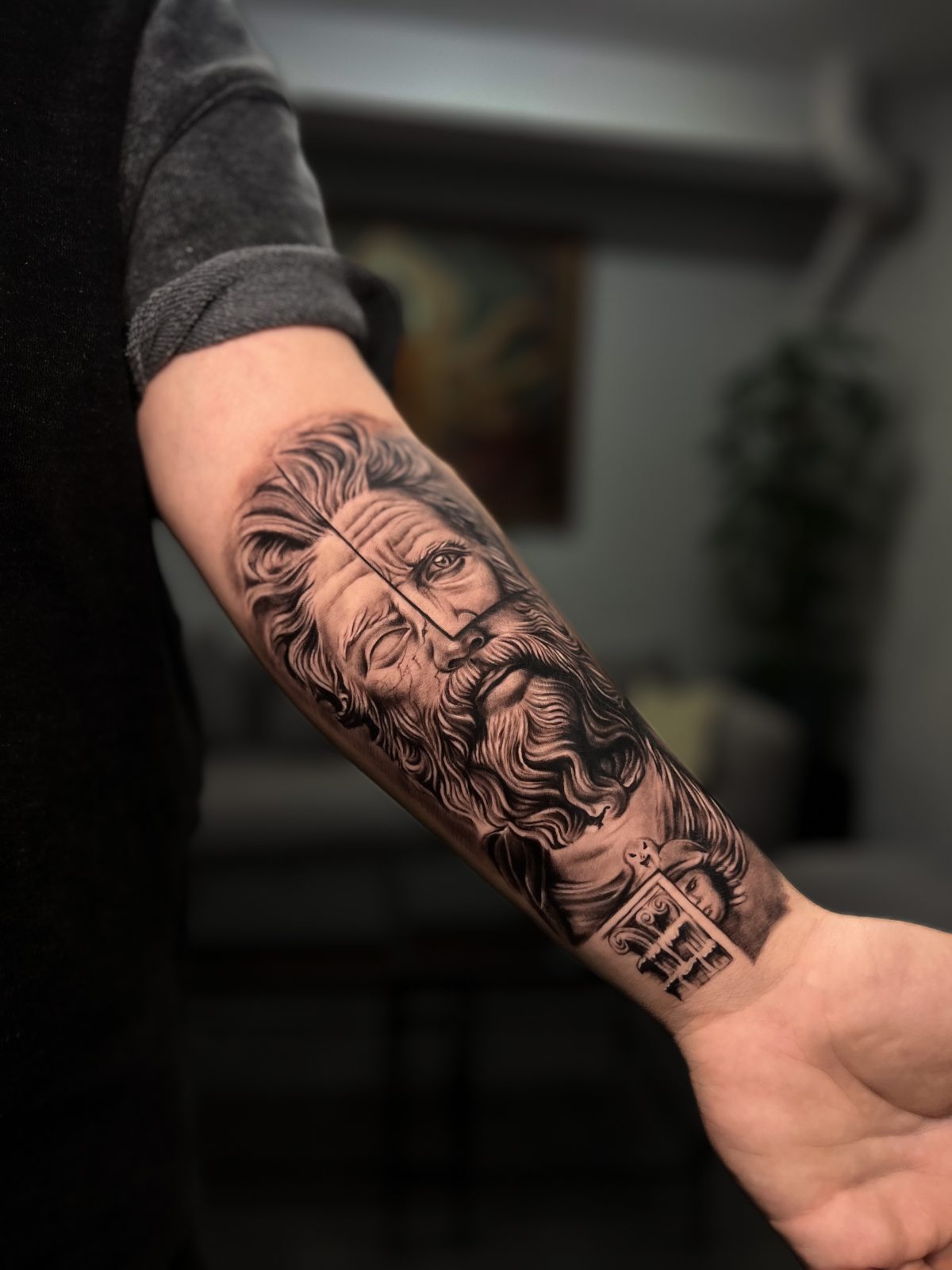 Zeus Skulptur Unterarm Tattoo | Black & Grey | Bosphorus Ink - Tattoo · Melike | Bosphorus Ink Portfolio