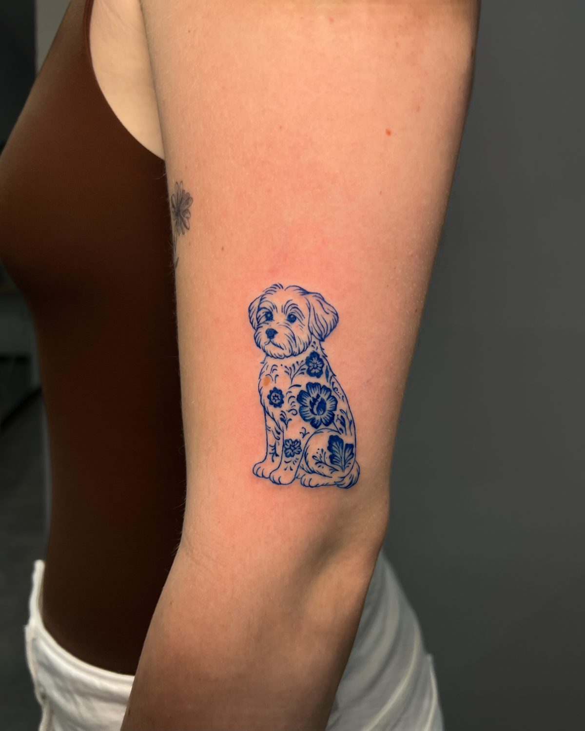 Delfter Porzellan Hund Arm Tattoo | Bosphorus Ink - Tattoo · Melike | Bosphorus Ink Portfolio