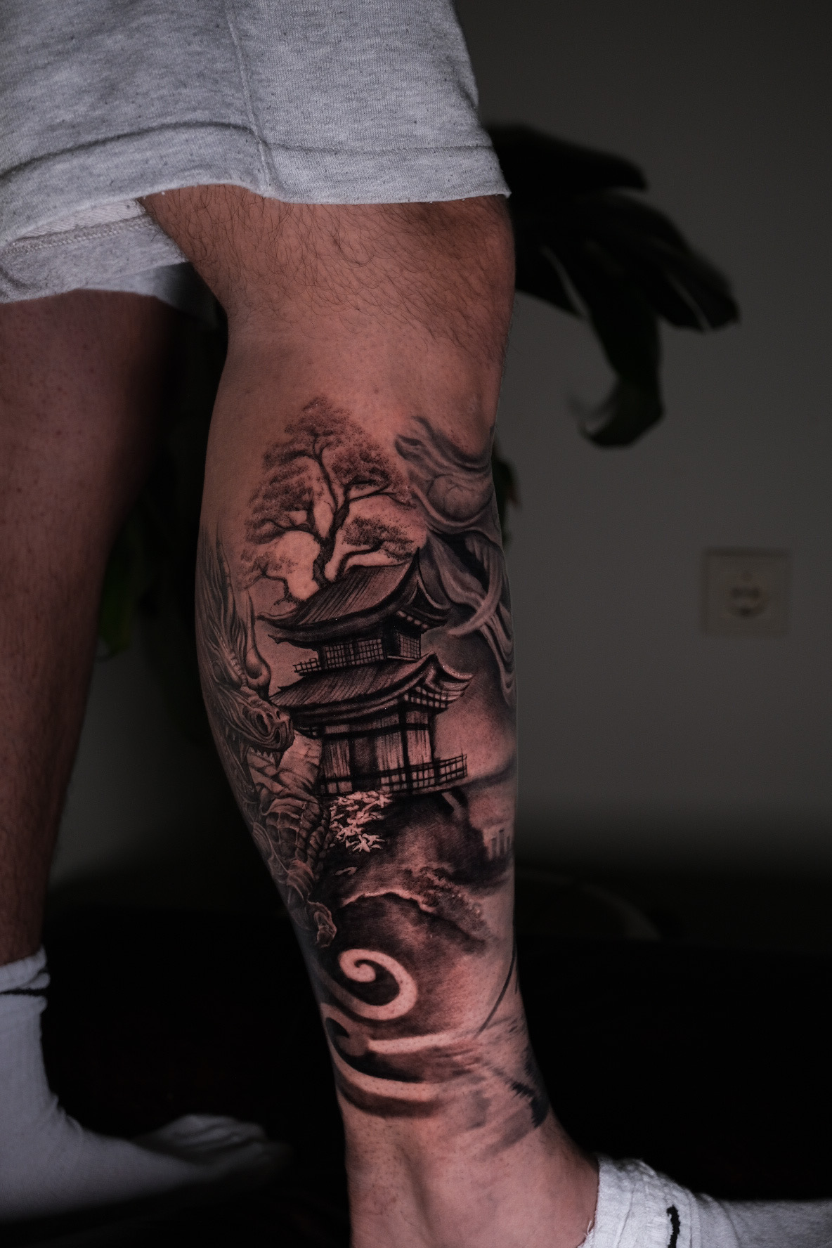 Japanischer Tempel Bein Tattoo | Black & Grey | Bosphorus Ink - Tattoo · Melike | Bosphorus Ink Portfolio