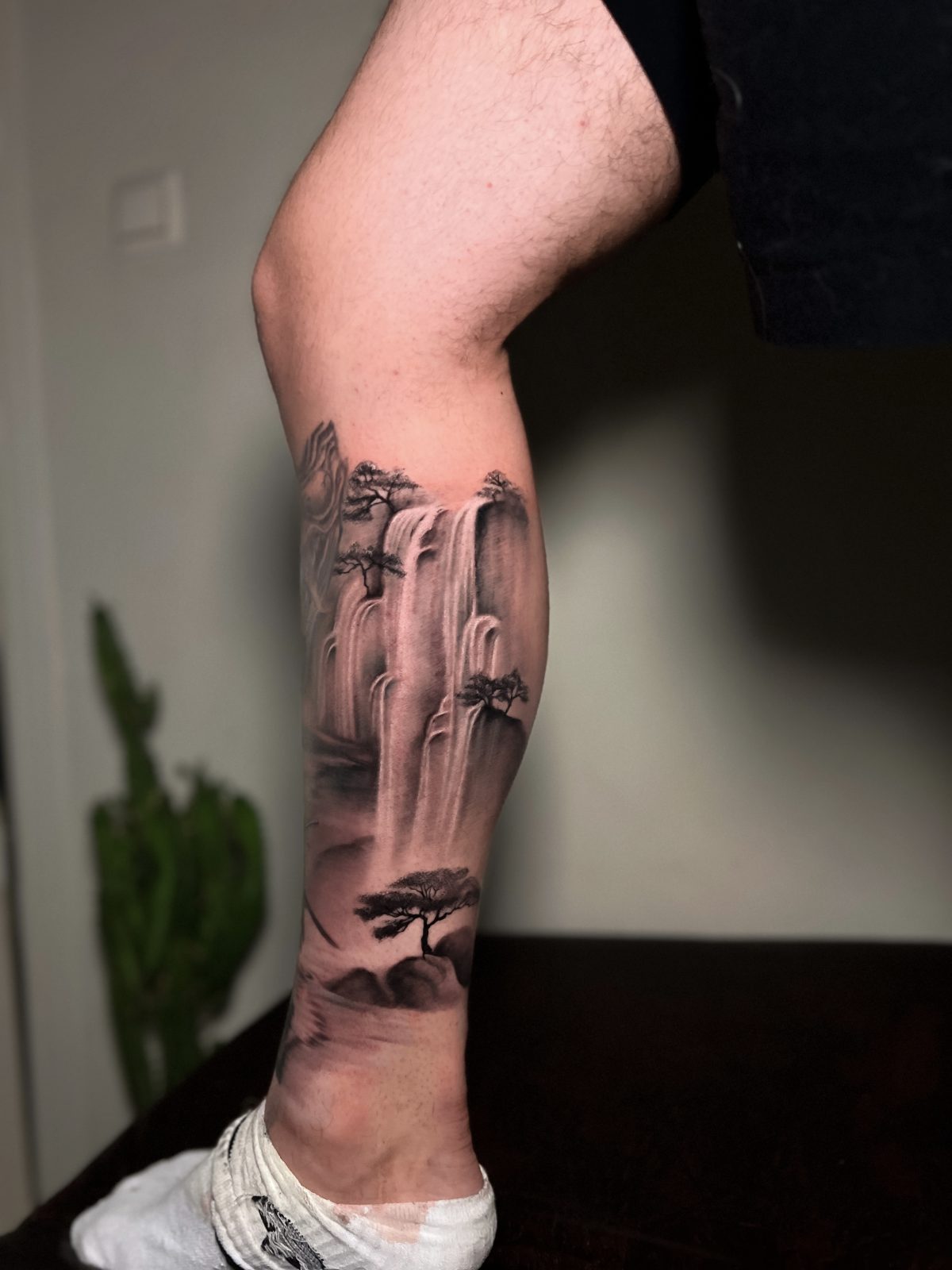 Wasserfall und Baum Natur Bein Tattoo | Bosphorus Ink - Tattoo · Melike | Bosphorus Ink Portfolio