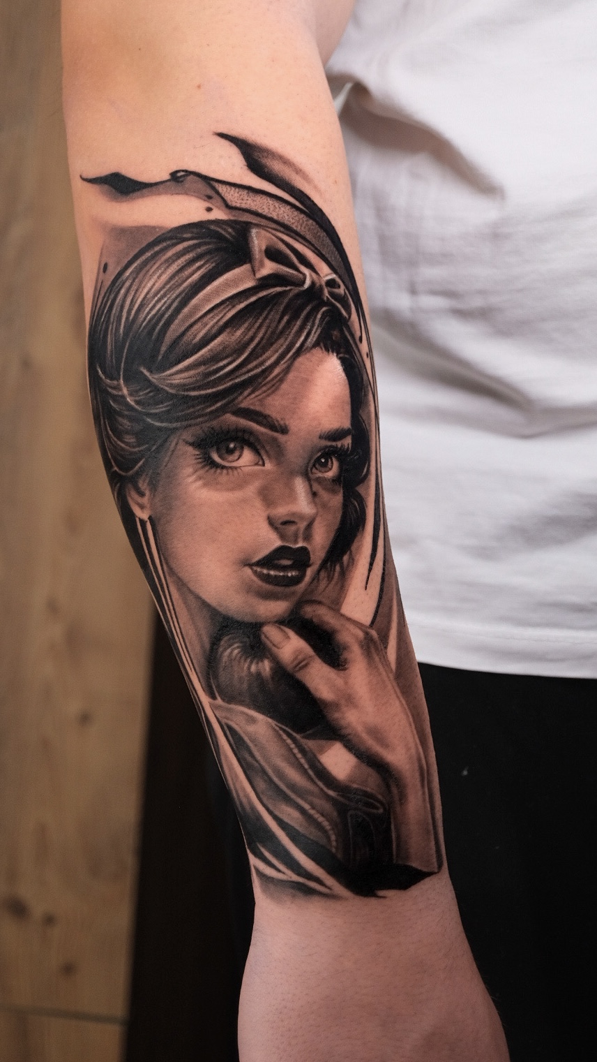 Retro Pin-Up Frauenporträt Unterarm Tattoo | Bosphorus Ink - Tattoo · Melike | Bosphorus Ink Portfolio