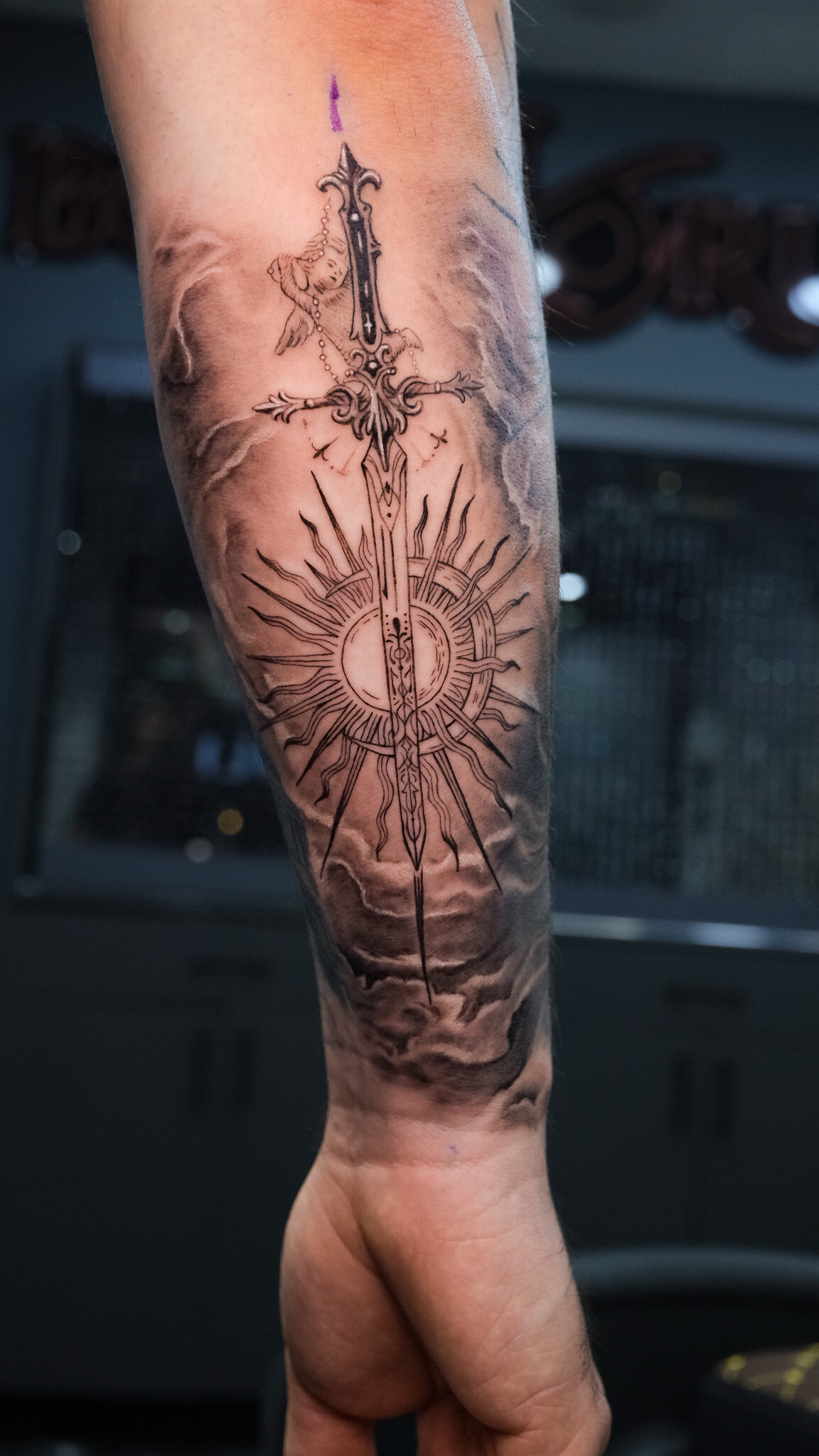 Schwert und Sonnenhalo Unterarm Tattoo | Bosphorus Ink - Tattoo · Melike | Bosphorus Ink Portfolio