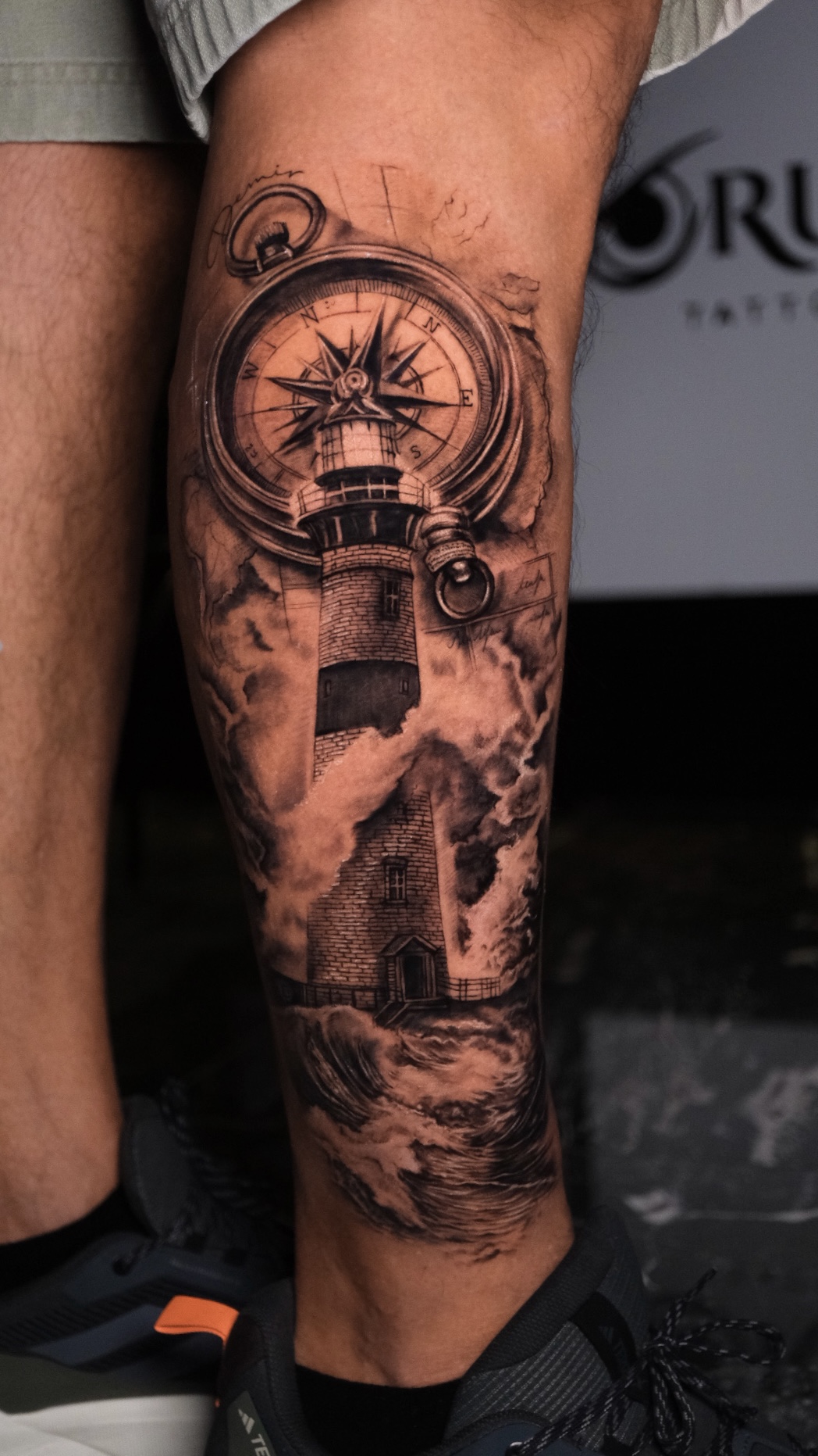Leuchtturm und Kompass Bein Tattoo | Bosphorus Ink - Tattoo · Melike | Bosphorus Ink Portfolio