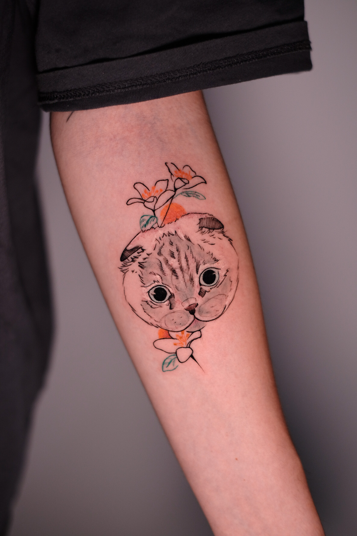 Turuncu Çiçekli Kedi Portresi Kol Dövmesi | Bosphorus Ink - Tattoo · Sude | Bosphorus Ink Portfolio