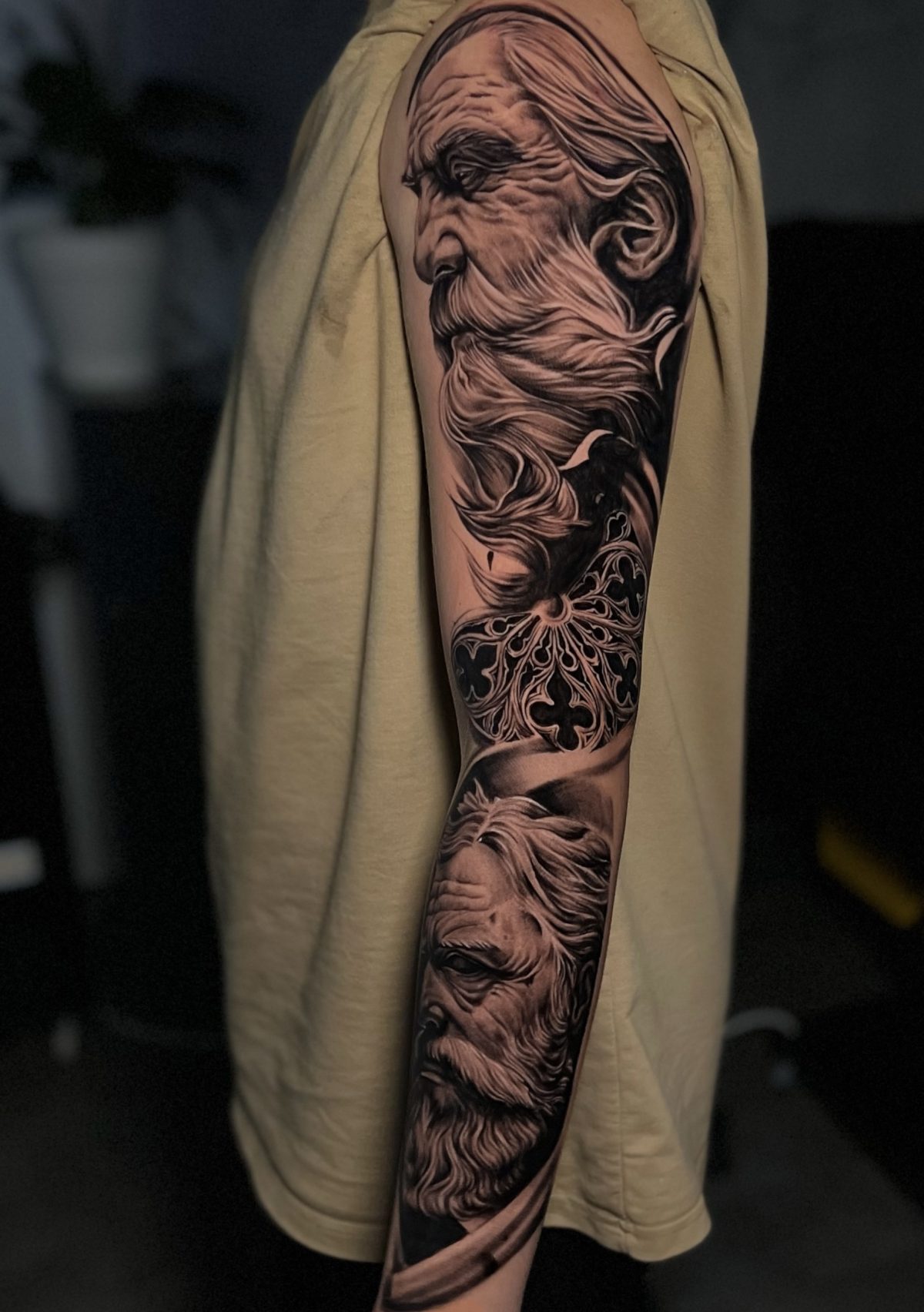 Zeus und Löwe Full Sleeve Tattoo | Bosphorus Ink - Tattoo · Melike | Bosphorus Ink Portfolio