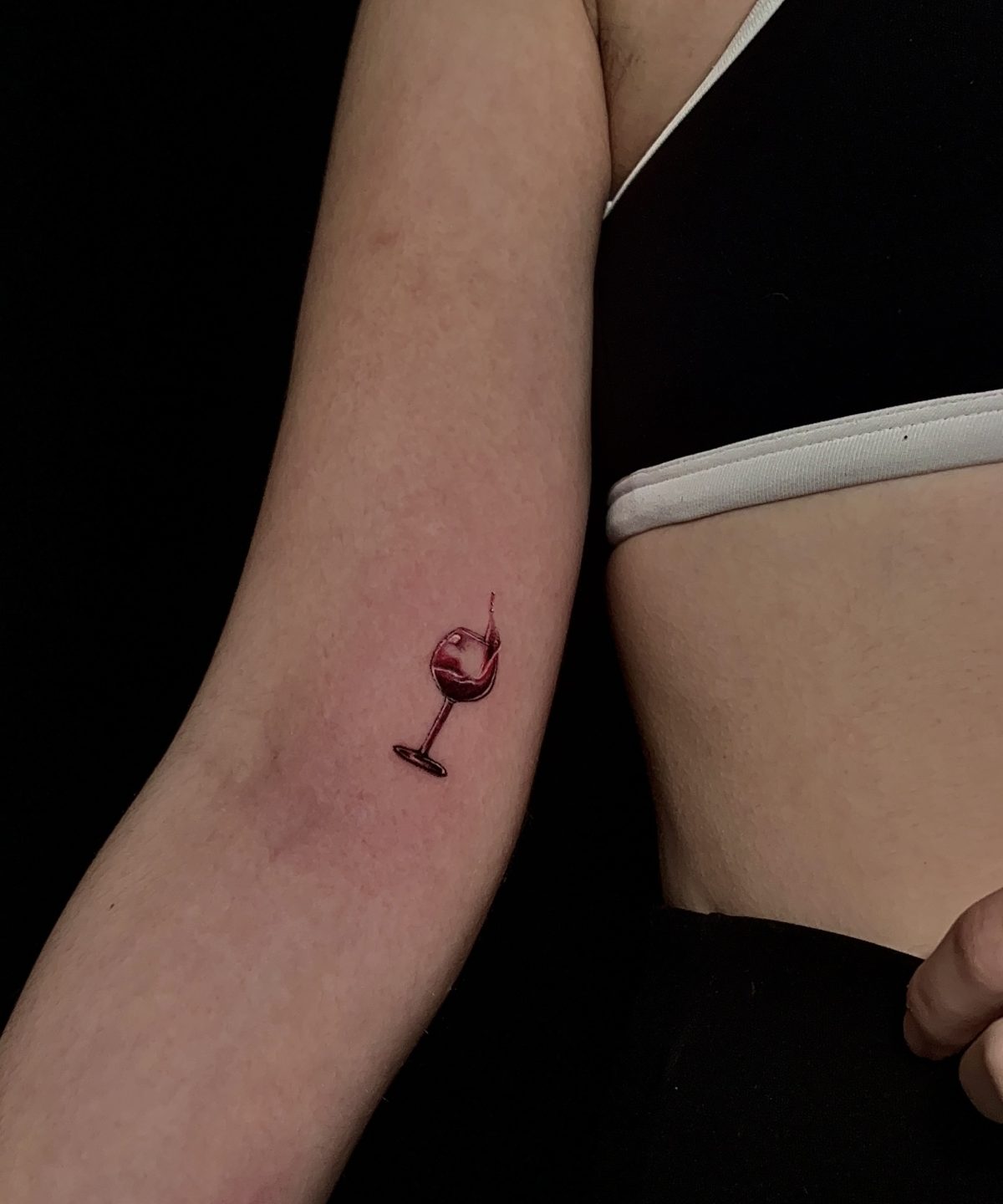 Weinglas Minimal Unterarm Tattoo | Bosphorus Ink - Tattoo · Melike | Bosphorus Ink Portfolio
