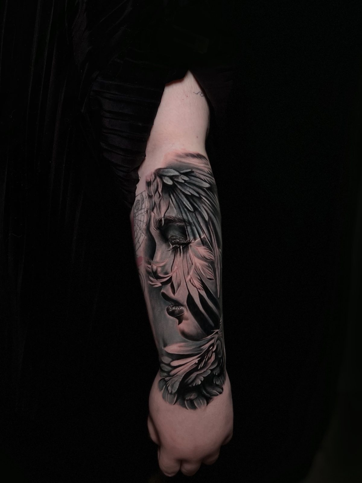 Federfrau Gesicht Unterarm Tattoo | Bosphorus Ink - Tattoo · Melike | Bosphorus Ink Portfolio