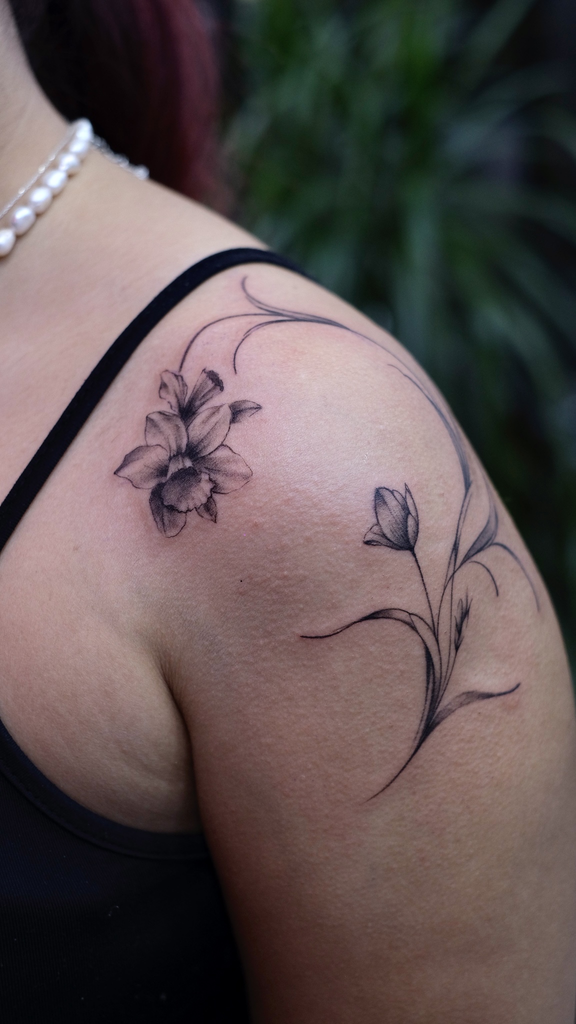 Nergis ve Lale Fineline Omuz Dövmesi İstanbul | Bosphorus Ink - Tattoo · Sude | Bosphorus Ink Portfolio