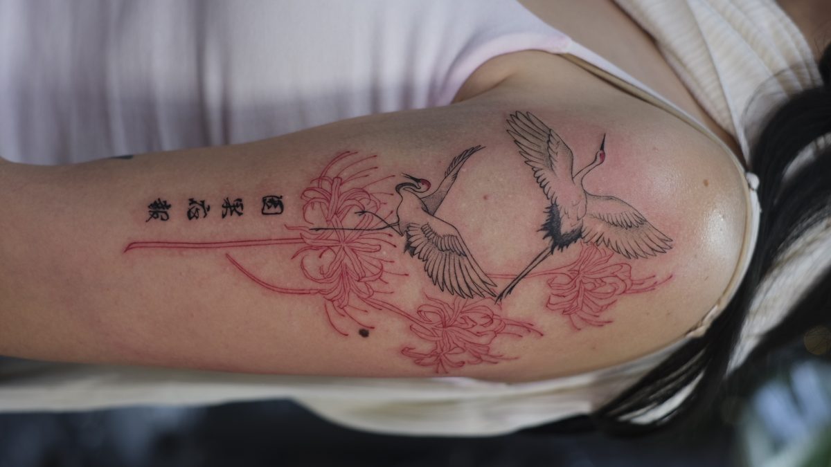 Japanischer Kranich Rote Chrysantheme Arm Tattoo | Bosphorus Ink - Tattoo · Sude | Bosphorus Ink Portfolio