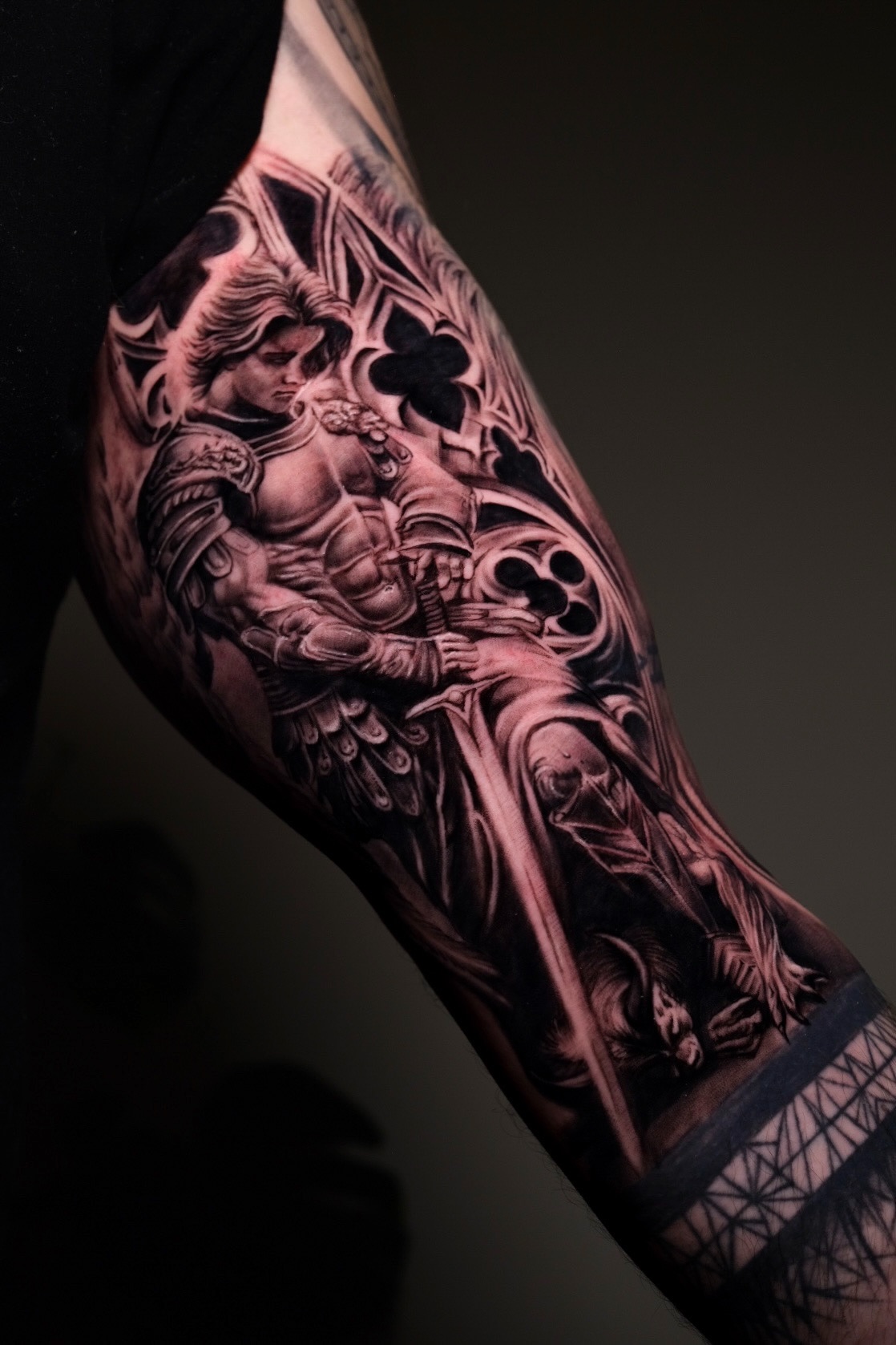 Ritter und Gotisches Fenster Arm Tattoo | Bosphorus Ink - Tattoo · Melike | Bosphorus Ink Portfolio