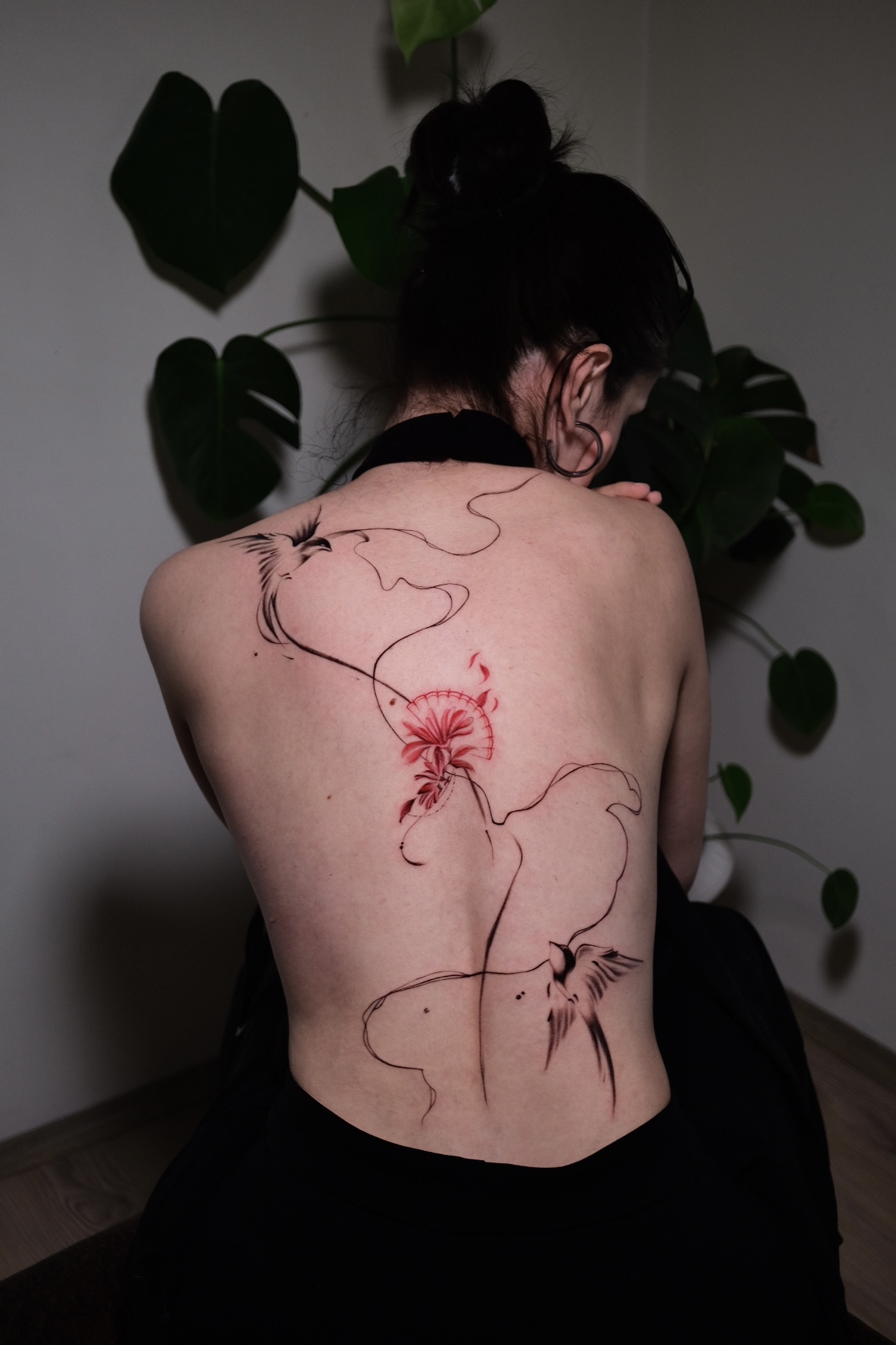 Fineline Vögel und Blume Rücken Tattoo | Bosphorus Ink - Tattoo · Melike | Bosphorus Ink Portfolio