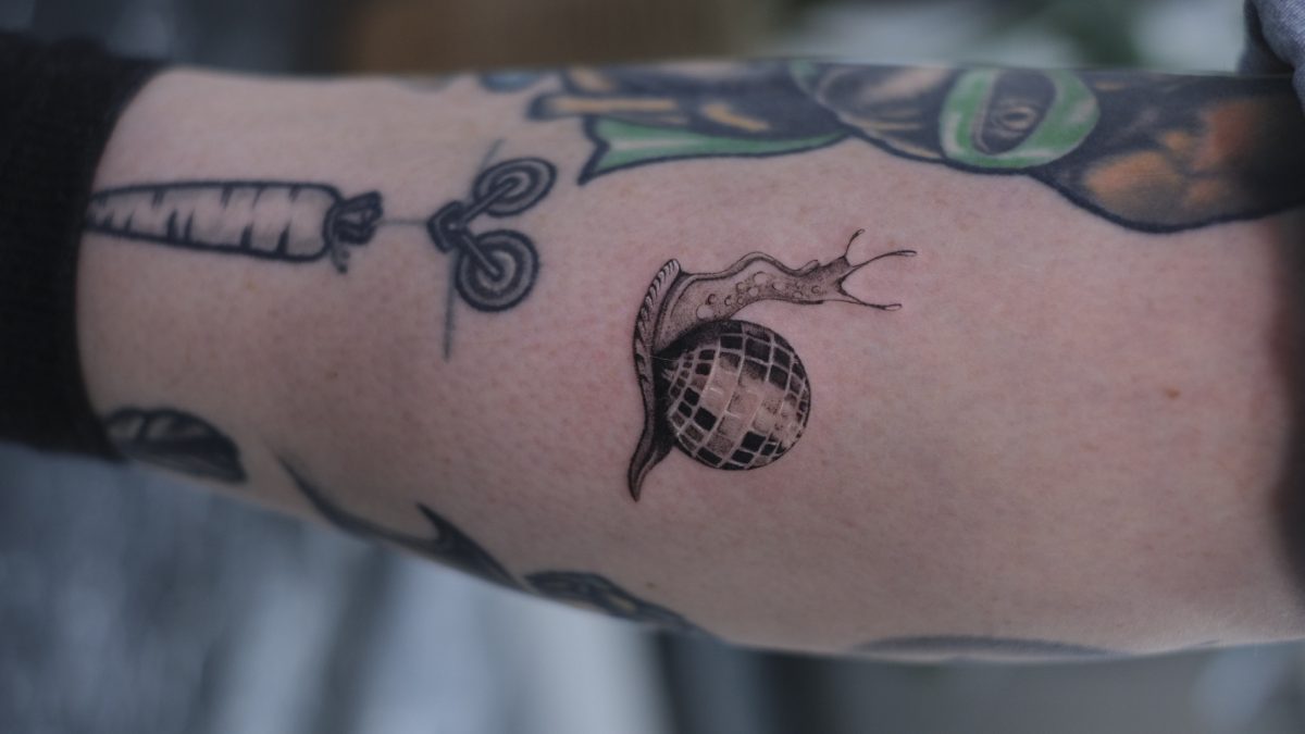Diskokugel Minimal Arm Tattoo Istanbul | Bosphorus Ink - Tattoo · Sude | Bosphorus Ink Portfolio
