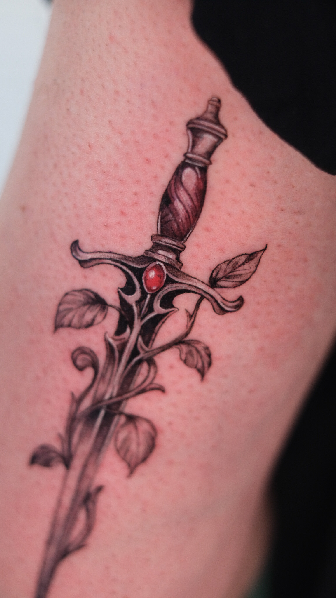 Schwert und Efeu Roter Stein Arm Tattoo Istanbul | Bosphorus Ink - Tattoo · Sude | Bosphorus Ink Portfolio