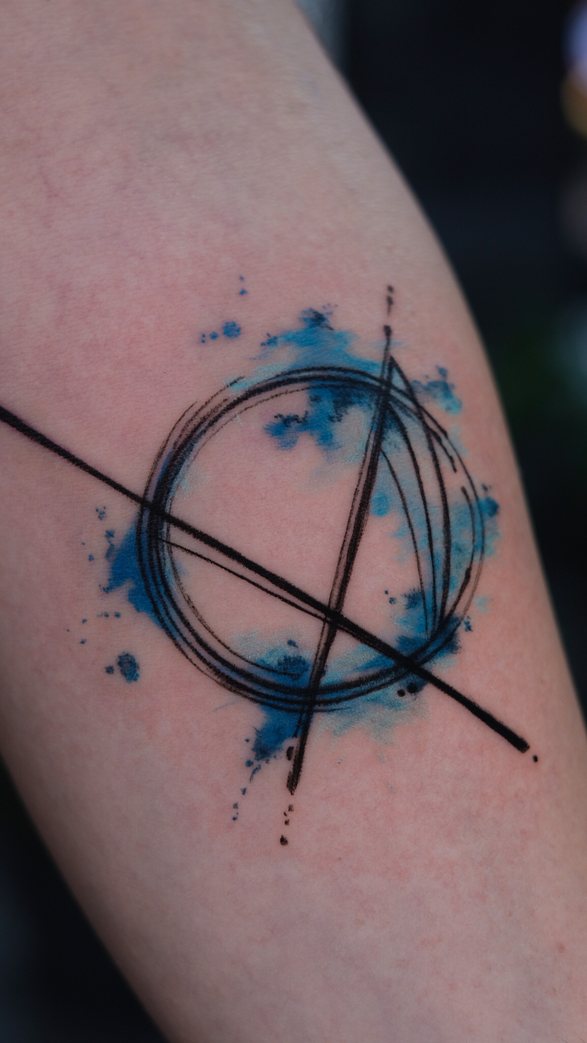 Geometrischer Kreis und Aquarell Arm Tattoo | Bosphorus Ink - Tattoo · Sude | Bosphorus Ink Portfolio