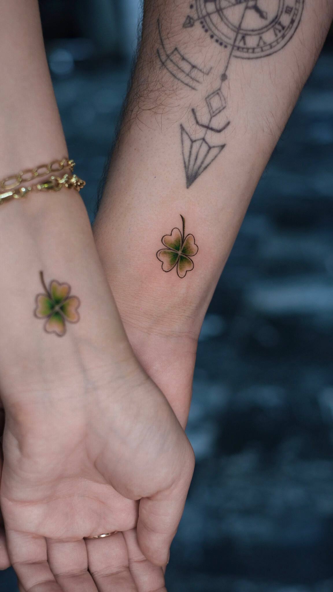 Passendes-Blumen/Blatt-Paartattoo | Handgelenk Istanbul - Individuelles Tattoo-Design | Bosphorus Ink Portfolio