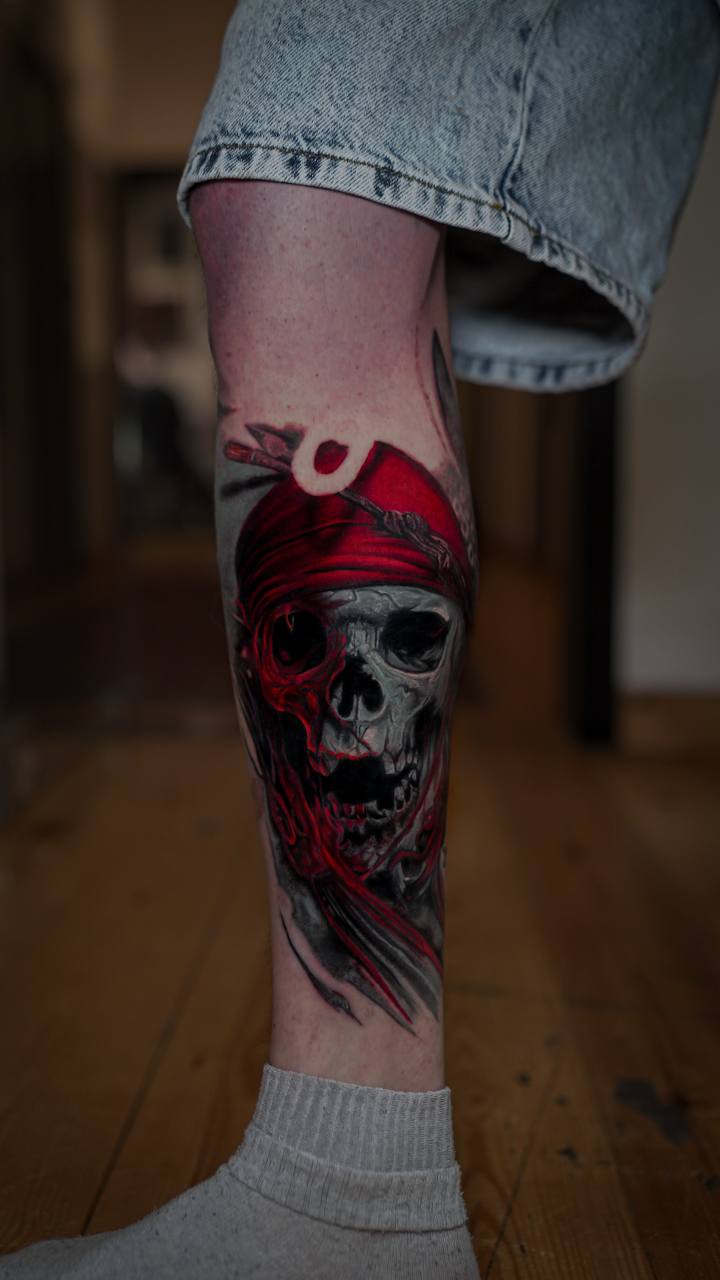 Korsan Kurukafa Bacak Dövmesi | Bosphorus Ink - Tattoo · Ramazan | Bosphorus Ink Portfolio