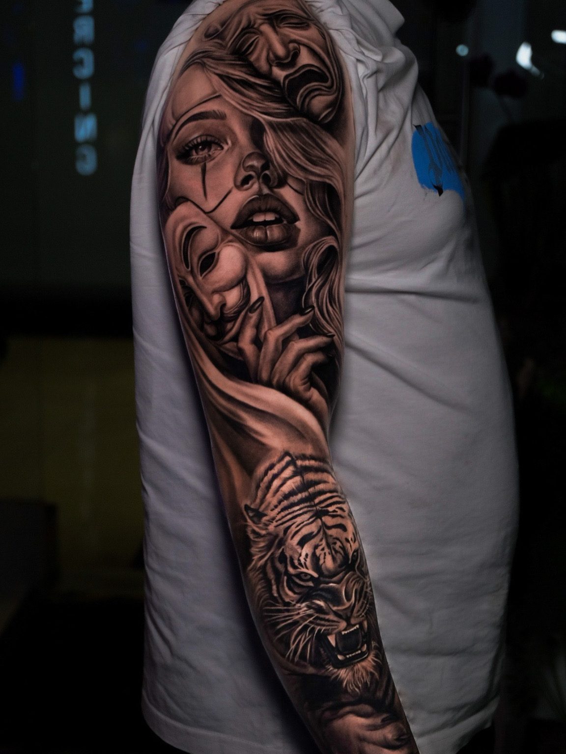 Chicano-Frauenporträt, Theatermasken und Tiger Arm-Tattoo | Istanbul - Tattoo · Melike | Bosphorus Ink Portfolio