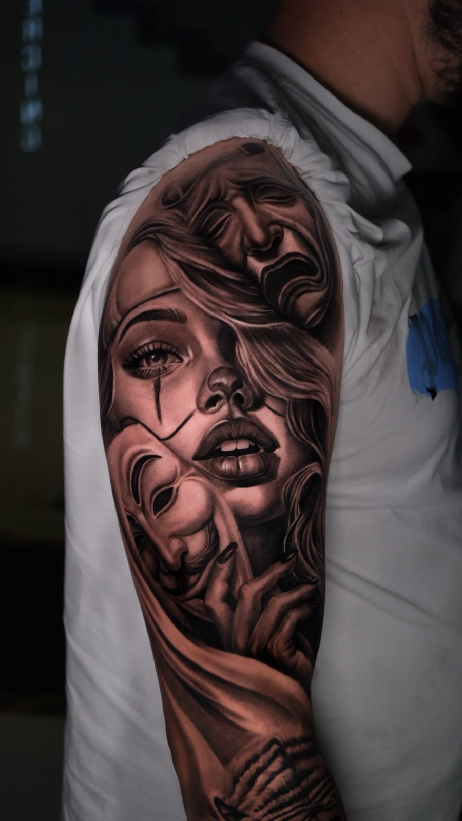 Chicano-Frauenporträt und Theatermasken Oberarm-Tattoo | Istanbul - Tattoo · Melike | Bosphorus Ink Portfolio