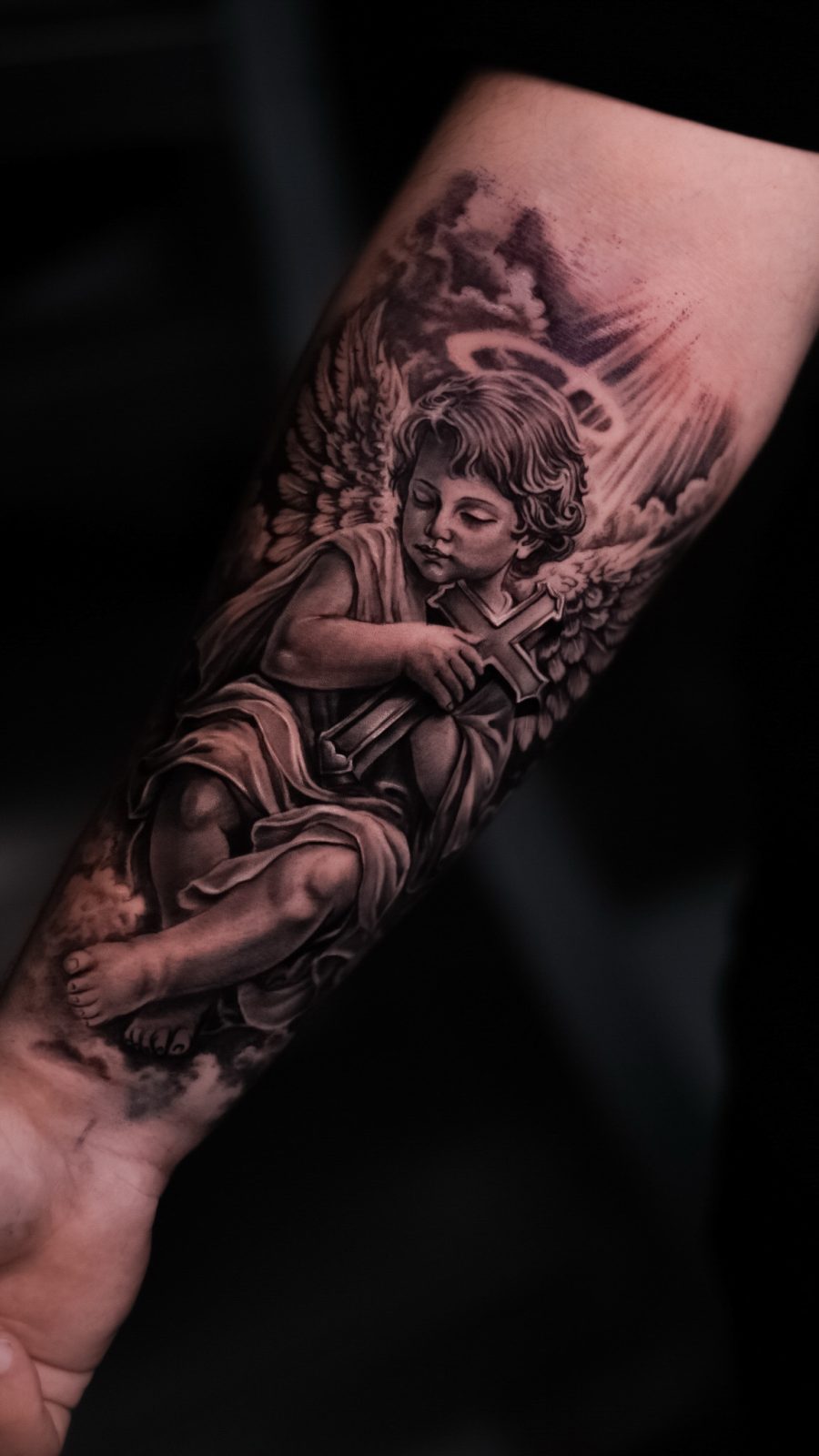 Realistischer Engel mit Kreuz Unterarm-Tattoo | Istanbul - Tattoo · Melike | Bosphorus Ink Portfolio