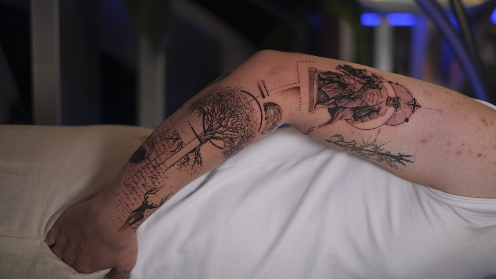 Fine-Line-Baum und geometrische Komposition Arm-Tattoo | Istanbul - Tattoo · Melike | Bosphorus Ink Portfolio