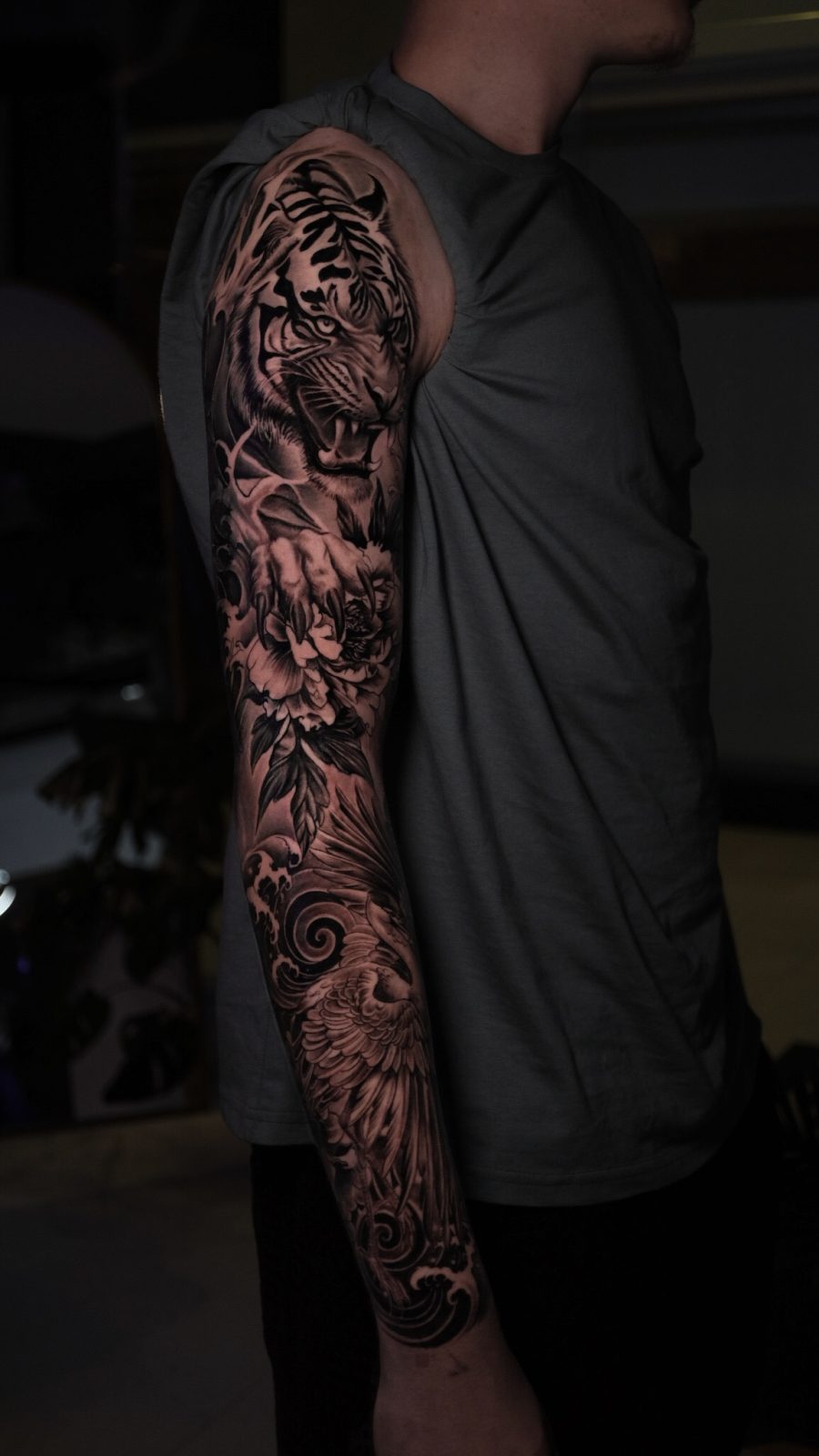 Japanischer Tiger, Pfingstrose und Wellen Full-Sleeve-Tattoo | Istanbul - Tattoo · Melike | Bosphorus Ink Portfolio