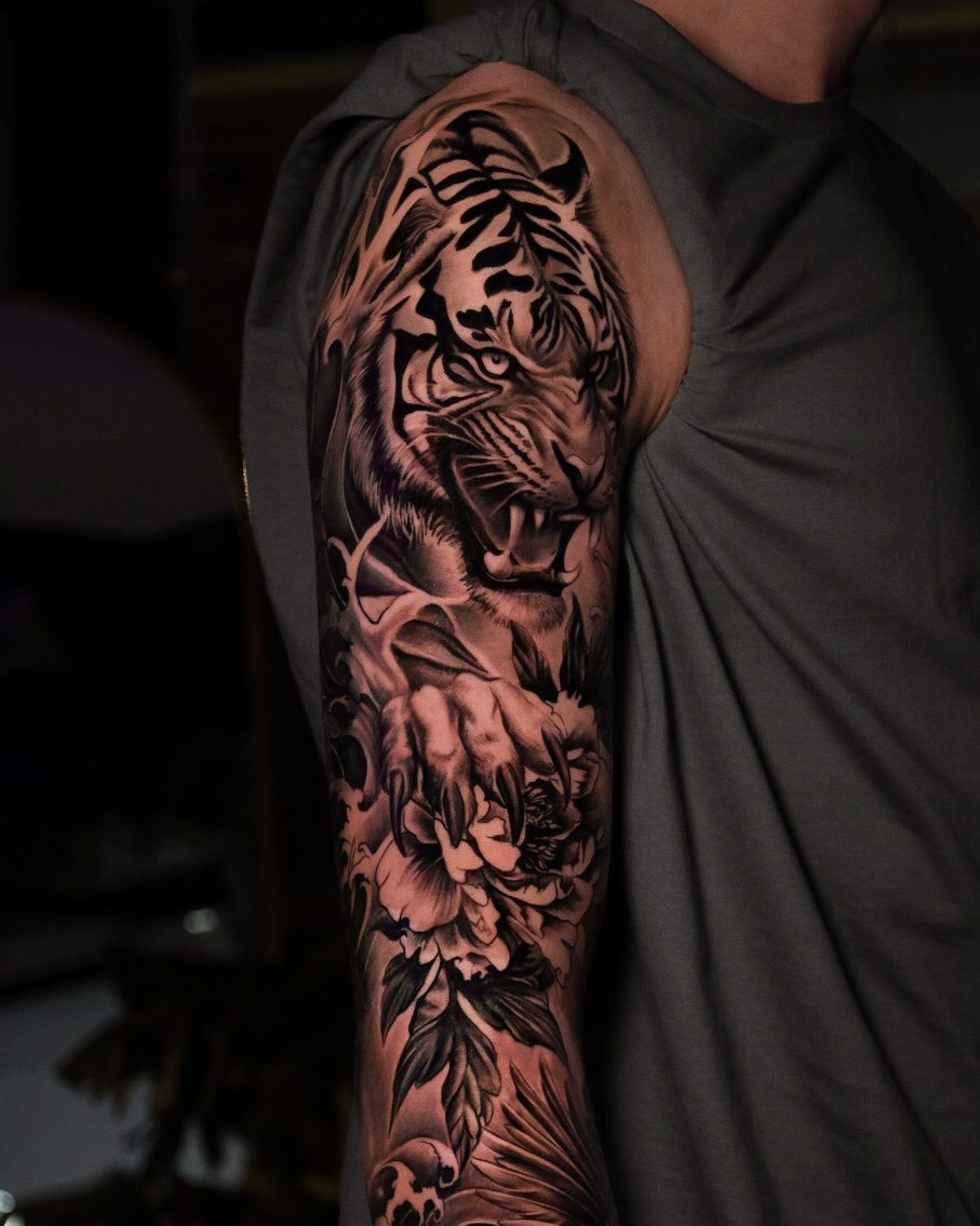 Japanischer Tiger und Pfingstrose Oberarm-Tattoo | Istanbul - Tattoo · Melike | Bosphorus Ink Portfolio