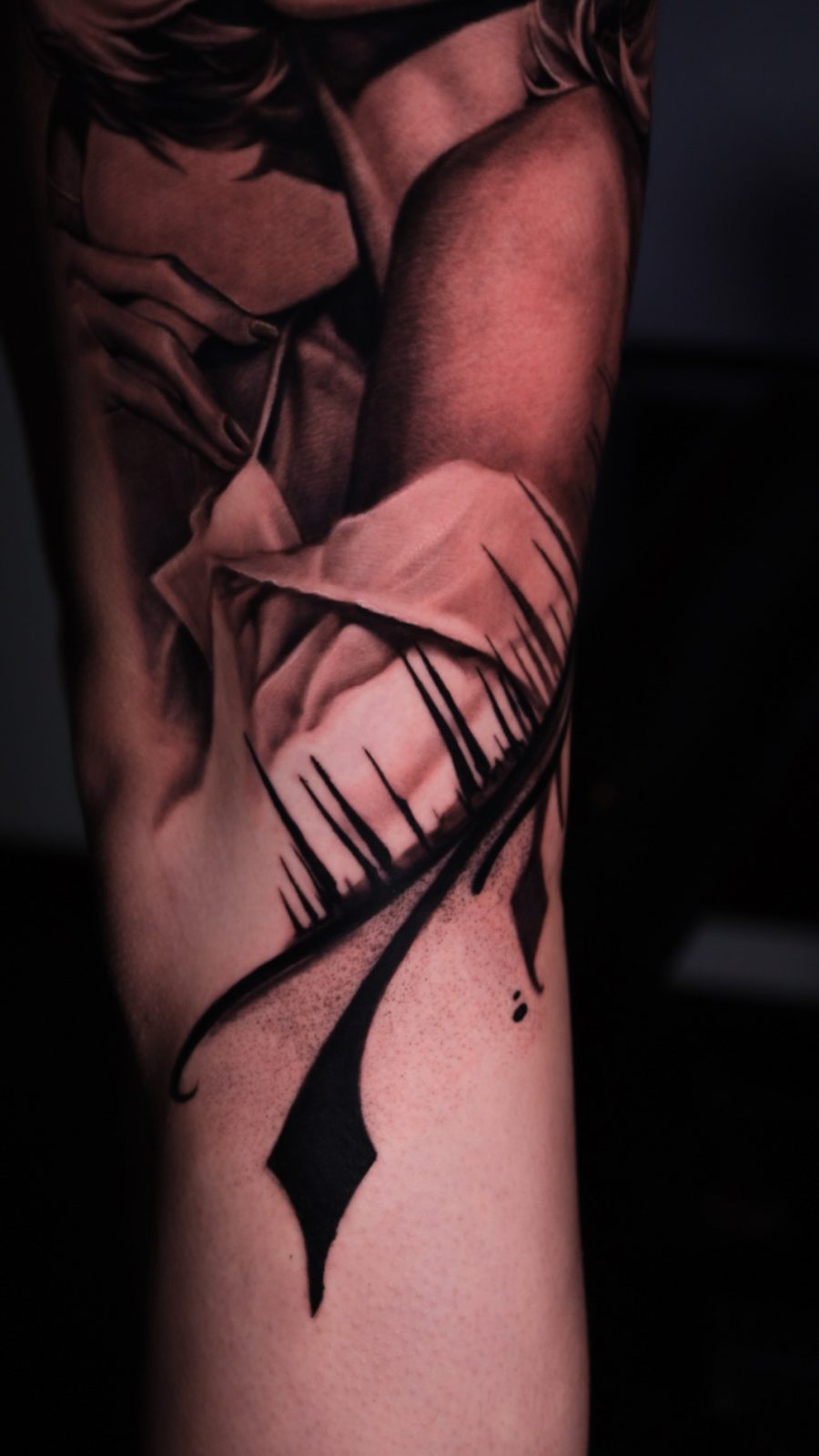 Frauenporträt Bein-Tattoo — grafisches Detail | Istanbul - Tattoo · Melike | Bosphorus Ink Portfolio