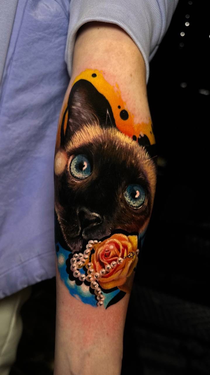 Siamkatze und Rose Armtattoo | Buntes Mikro-Realismus Istanbul - Tattoo | Bosphorus Ink Portfolio