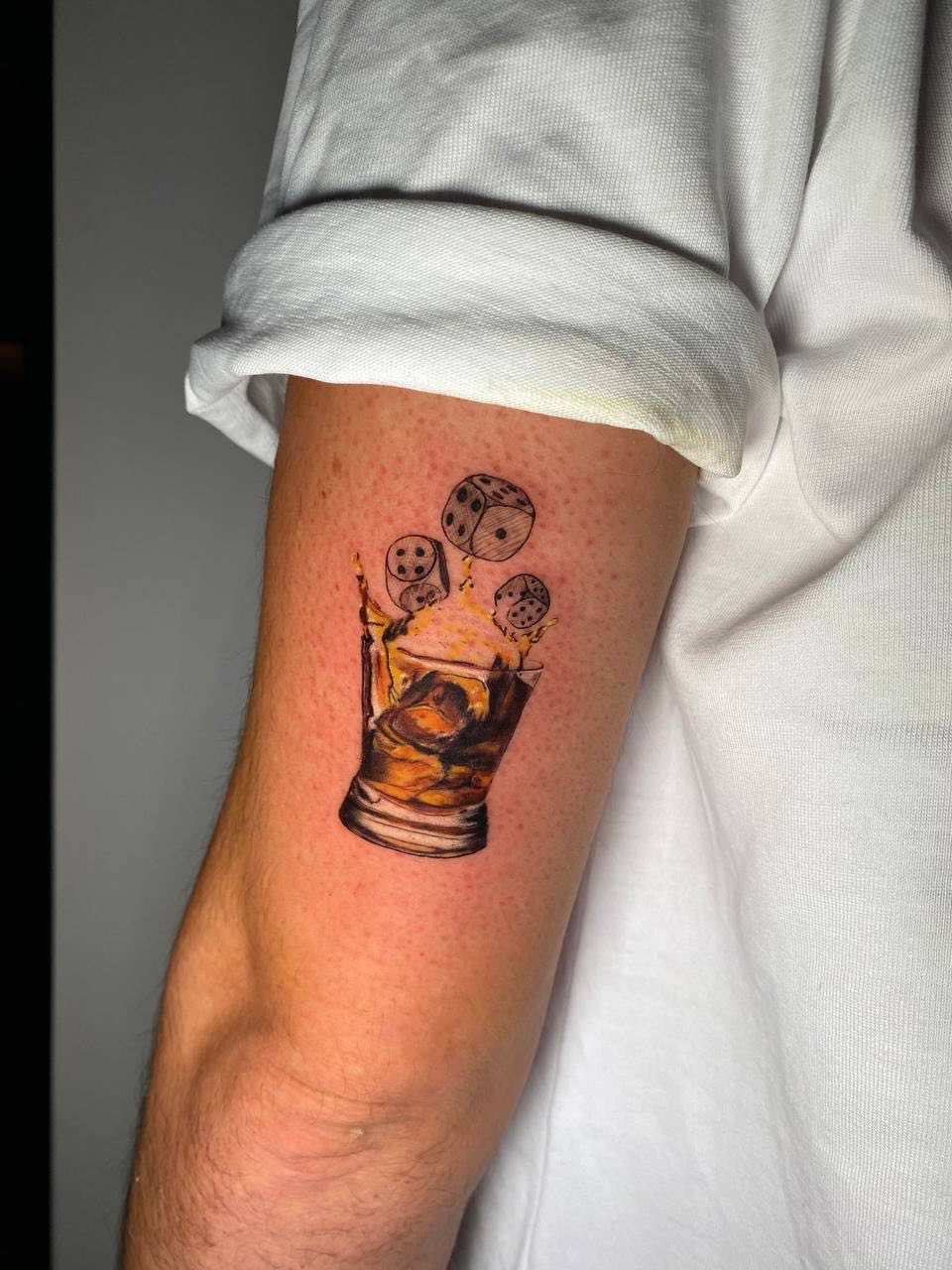 Whiskey-Glas Mikro-Realismus Armtattoo | Istanbul - Tattoo | Bosphorus Ink Portfolio