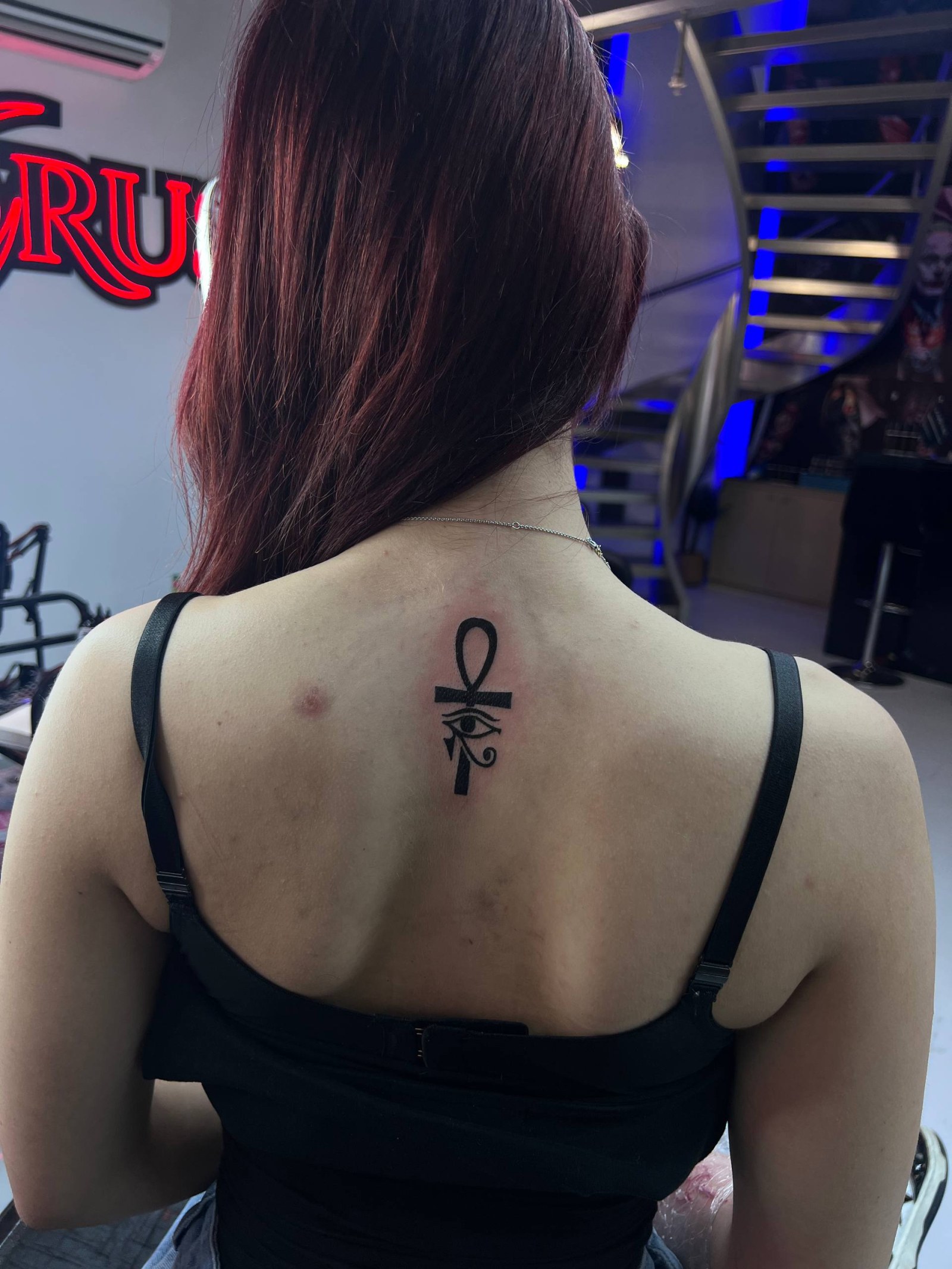 Ankh Sembolü Minimal Sırt Dövmesi | İstanbul