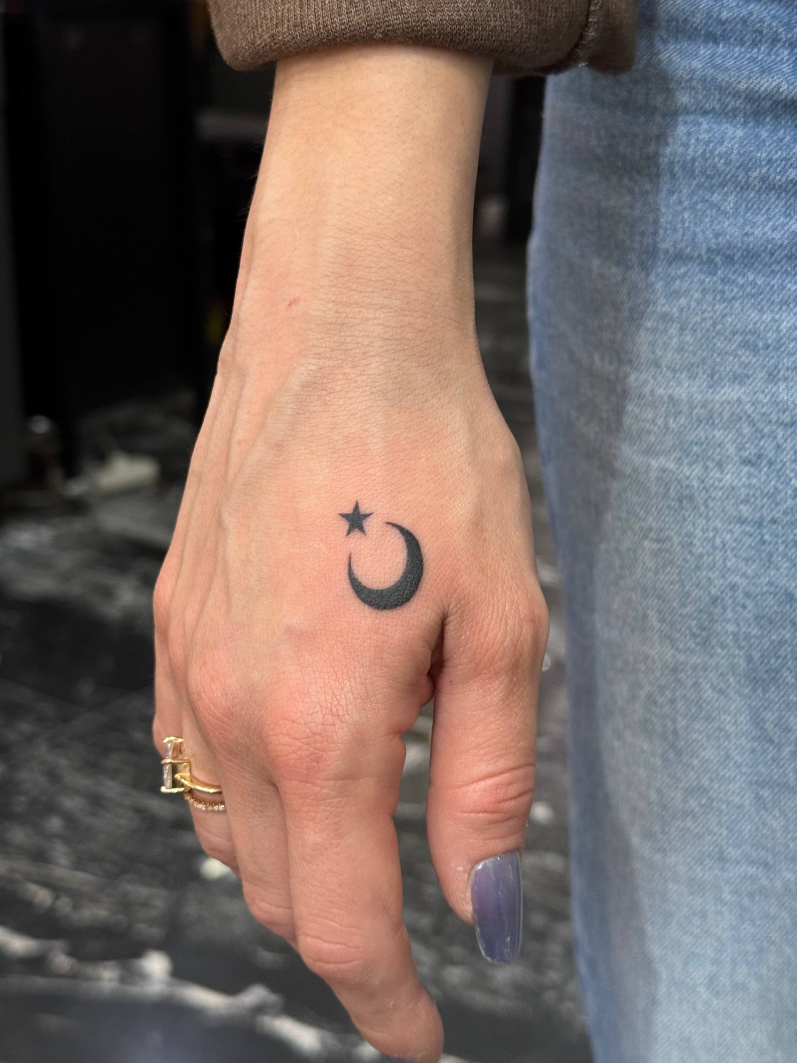 Hilal Ay Minimal El Dövmesi | İstanbul