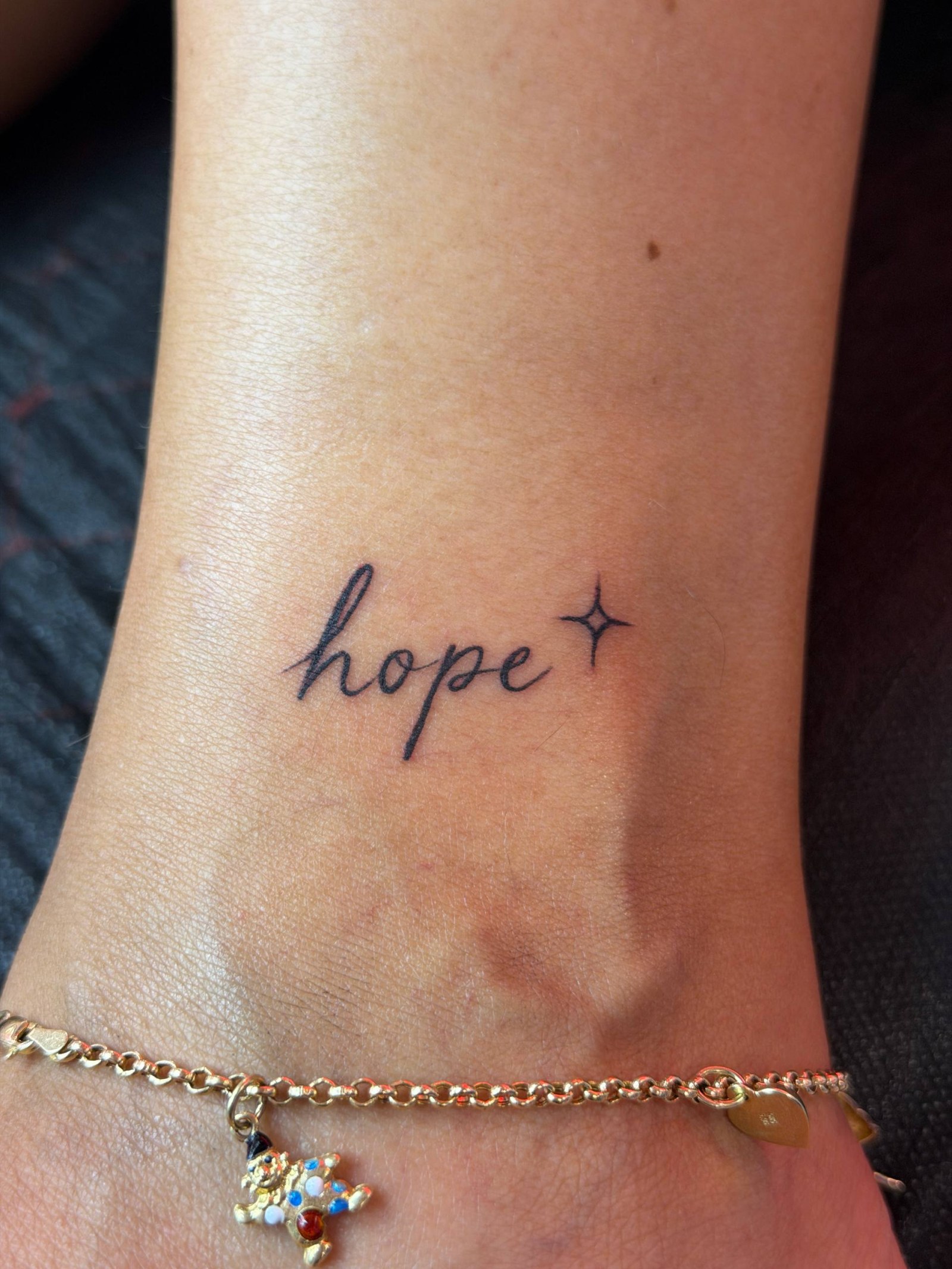 "Hope+" Yazı Ayak Bileği Dövmesi | Minimal İstanbul