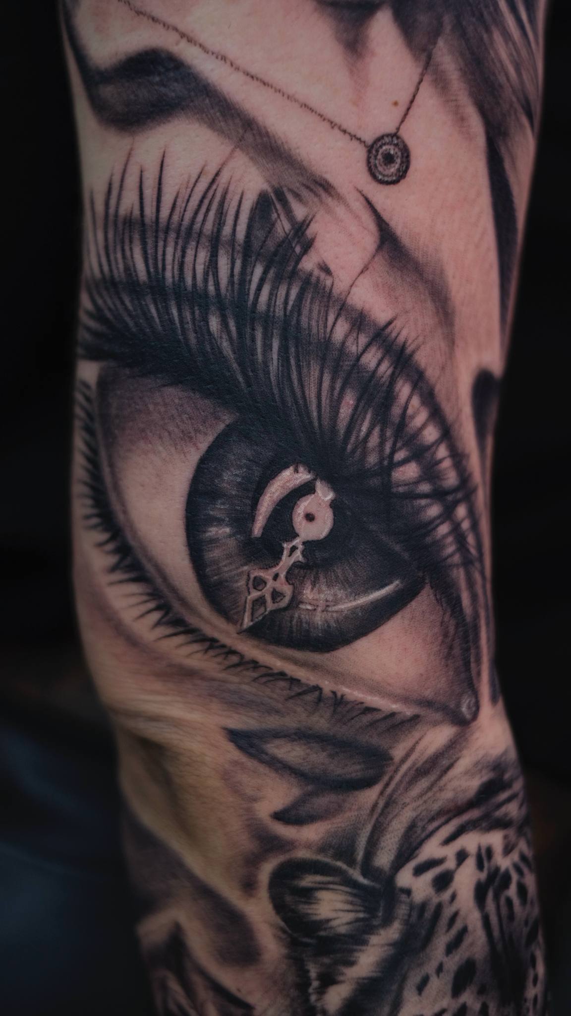 Auge und Leopard Detail Ärmeltattoo | Schwarz-Grau Realismus Istanbul - Tattoo | Bosphorus Ink Portfolio