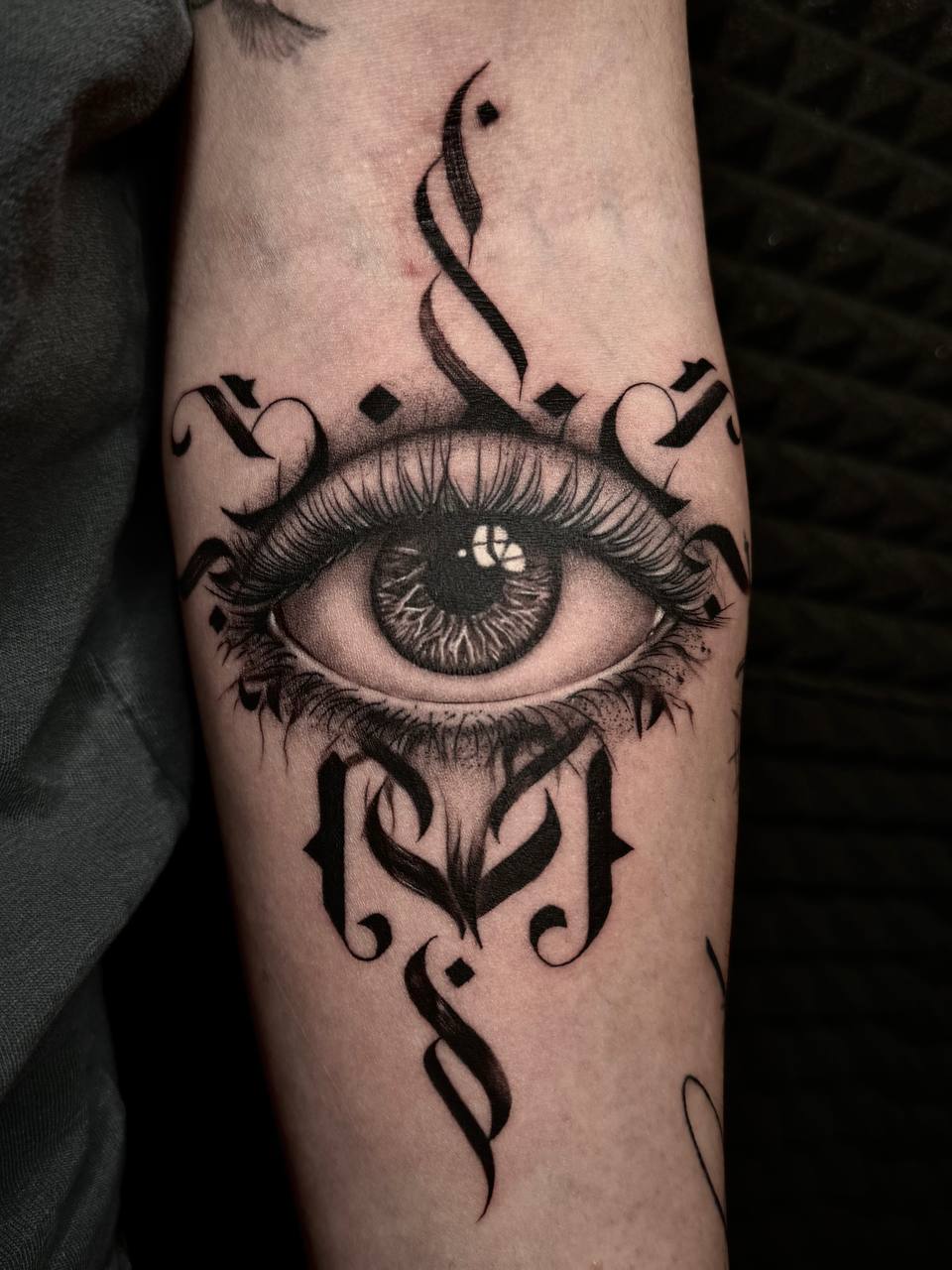 Realistisches Auge und Tribal-Armtattoo | Istanbul - Realistisches Tattoo | Bosphorus Ink Portfolio