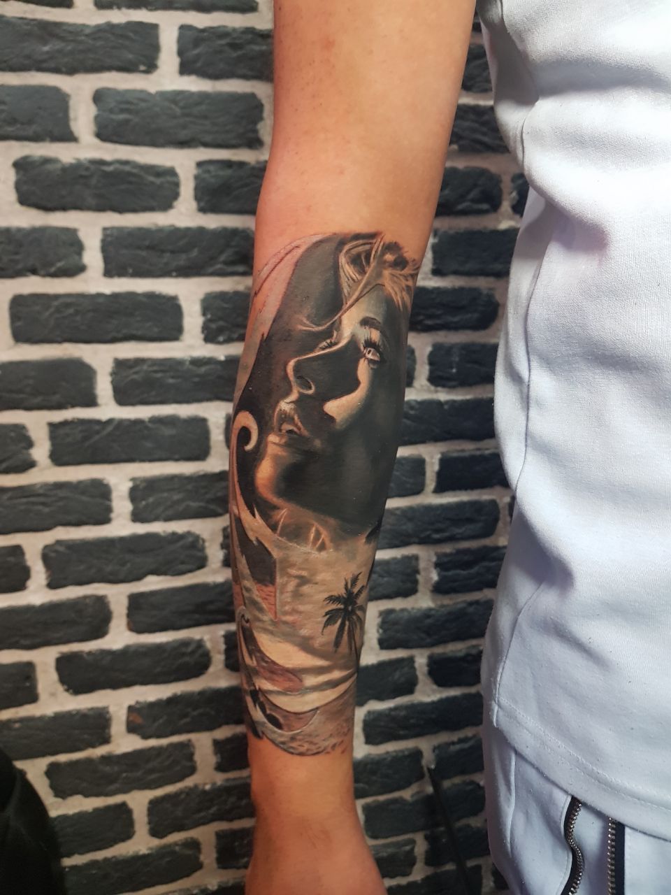 Realistischer Totenkopf und Vogel Sleeve-Armtattoo | Istanbul - Realistisches Tattoo | Bosphorus Ink Portfolio