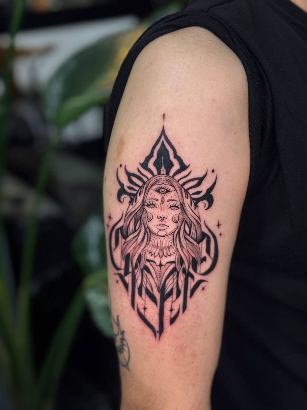 Medusa-Porträt-Schultertattoo | Realistisch Istanbul - Realistisches Tattoo | Bosphorus Ink Portfolio