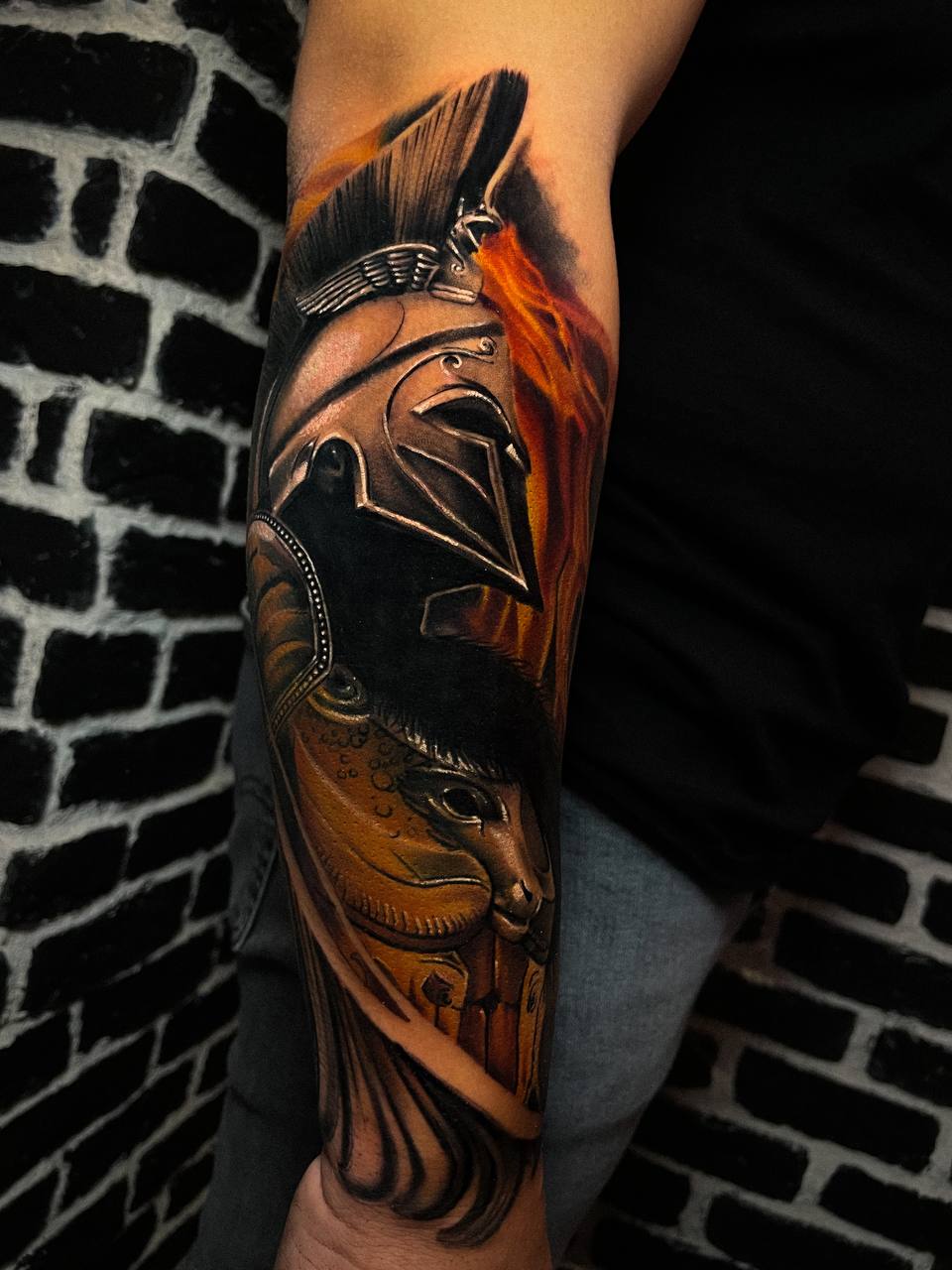 Realistischer Krieger-Helm-Armtattoo | Istanbul - Realistisches Tattoo | Bosphorus Ink Portfolio