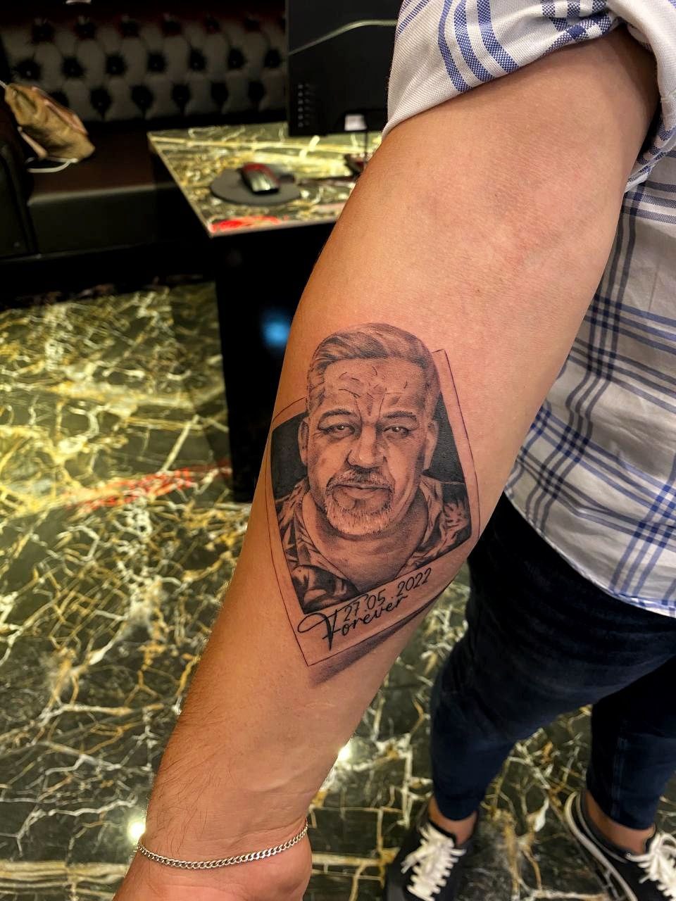Porträt eines älteren Mannes und gerahmtes Foto Ärmeltattoo | Realismus Istanbul - Tattoo | Bosphorus Ink Portfolio