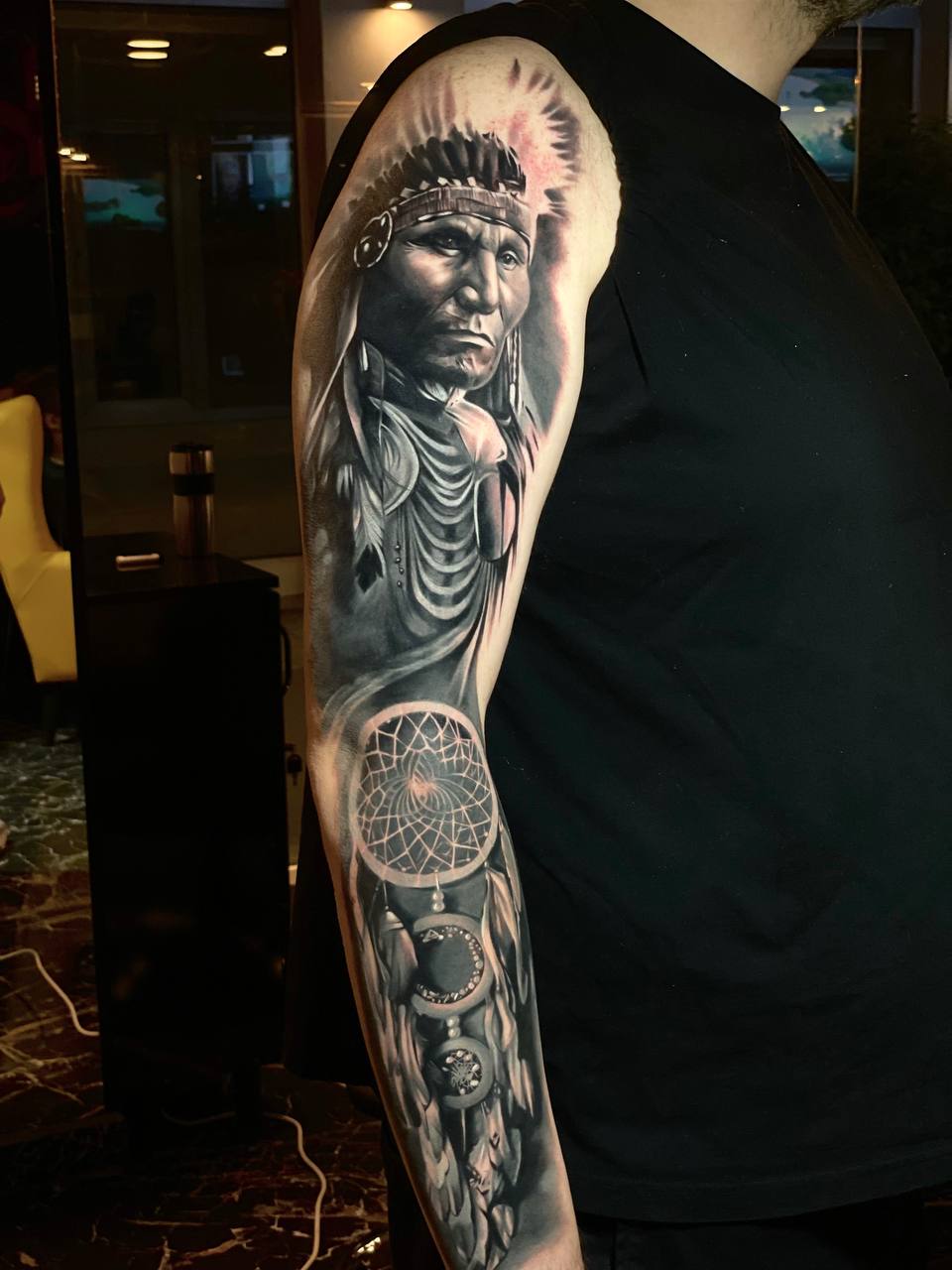 Indianer-Häuptling-Porträt und Traumfänger Ärmeltattoo | Realismus Istanbul - Tattoo | Bosphorus Ink Portfolio