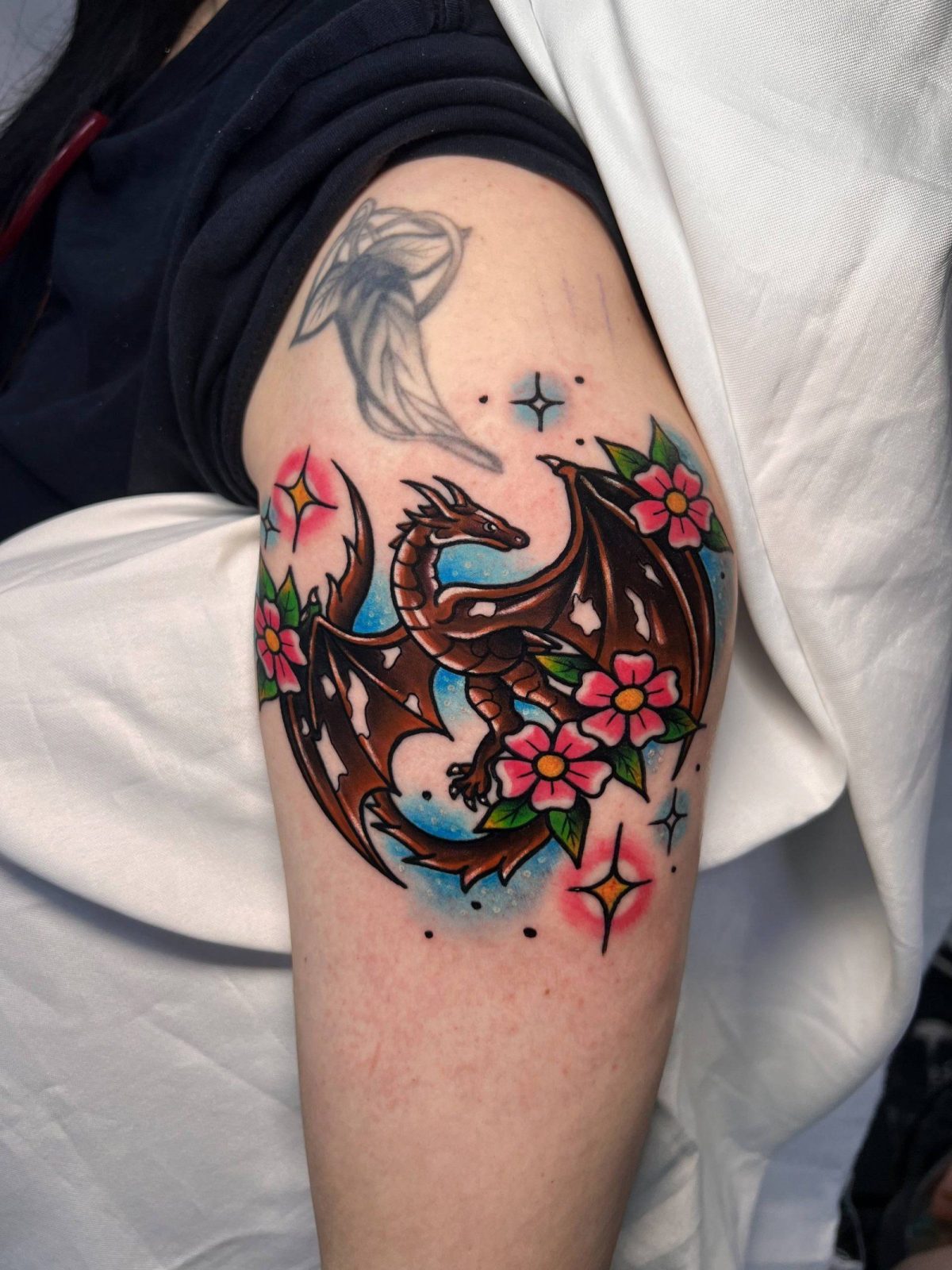 Buntes-New-School-Vogel und Blume-Armtattoo | Istanbul - Farbiges Tattoo | Bosphorus Ink Portfolio